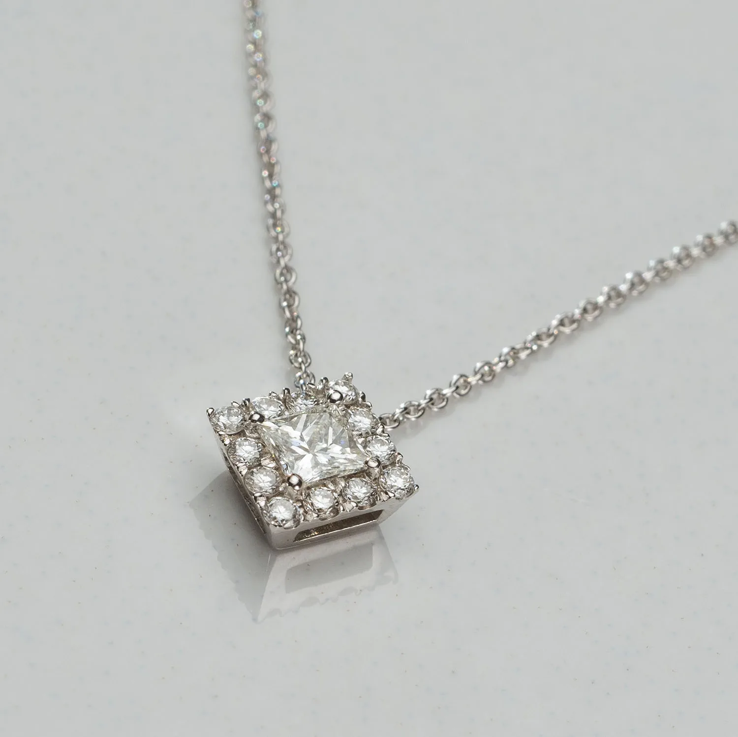 Pendant with diamonds in 18k gold — Joyería Liévano