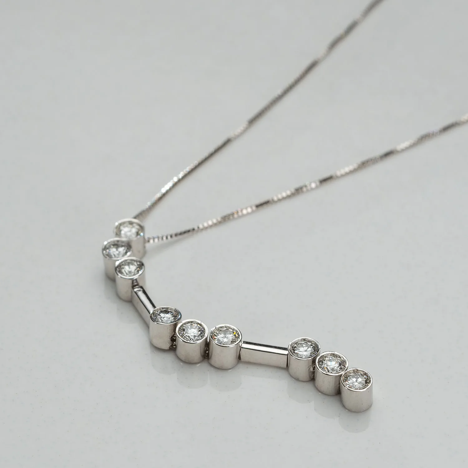 Pendant with diamonds in 18k gold — Joyería Liévano