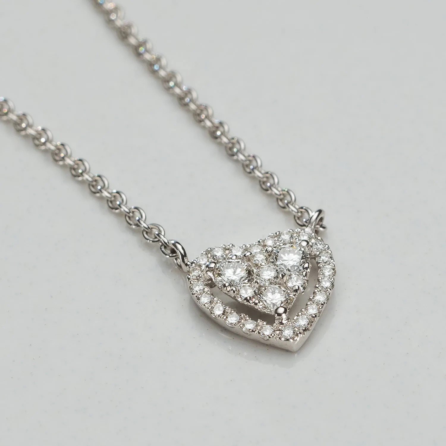Pendant with diamonds in 18k gold — Joyería Liévano