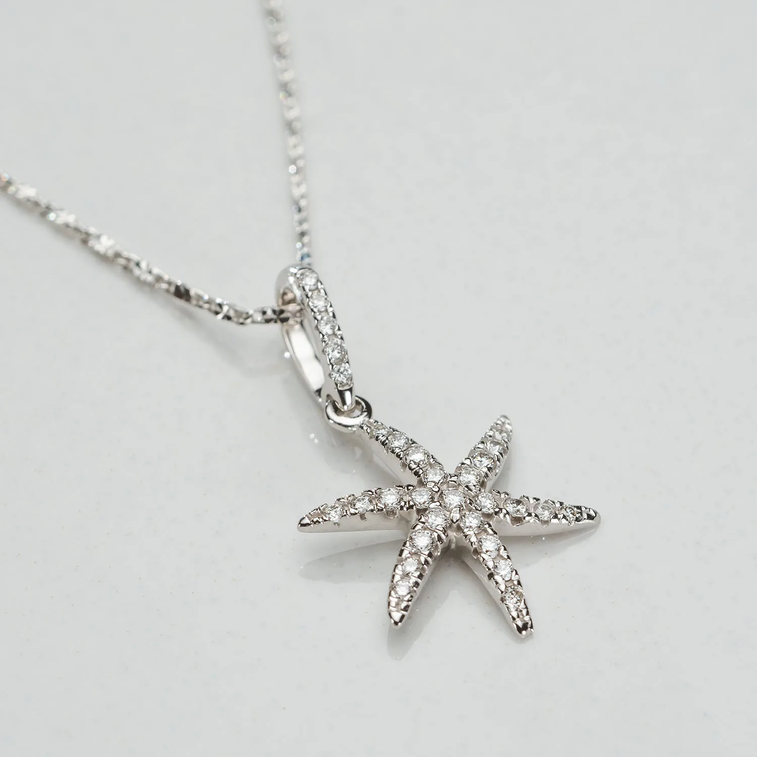 Pendant with diamonds in 18k gold — Joyería Liévano