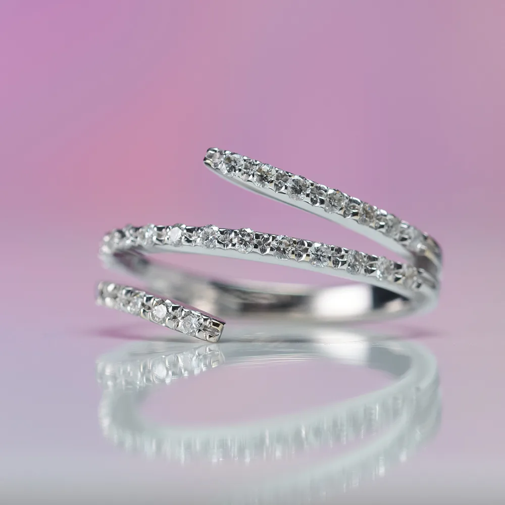 Ring with diamonds in 18k gold — Joyería Liévano
