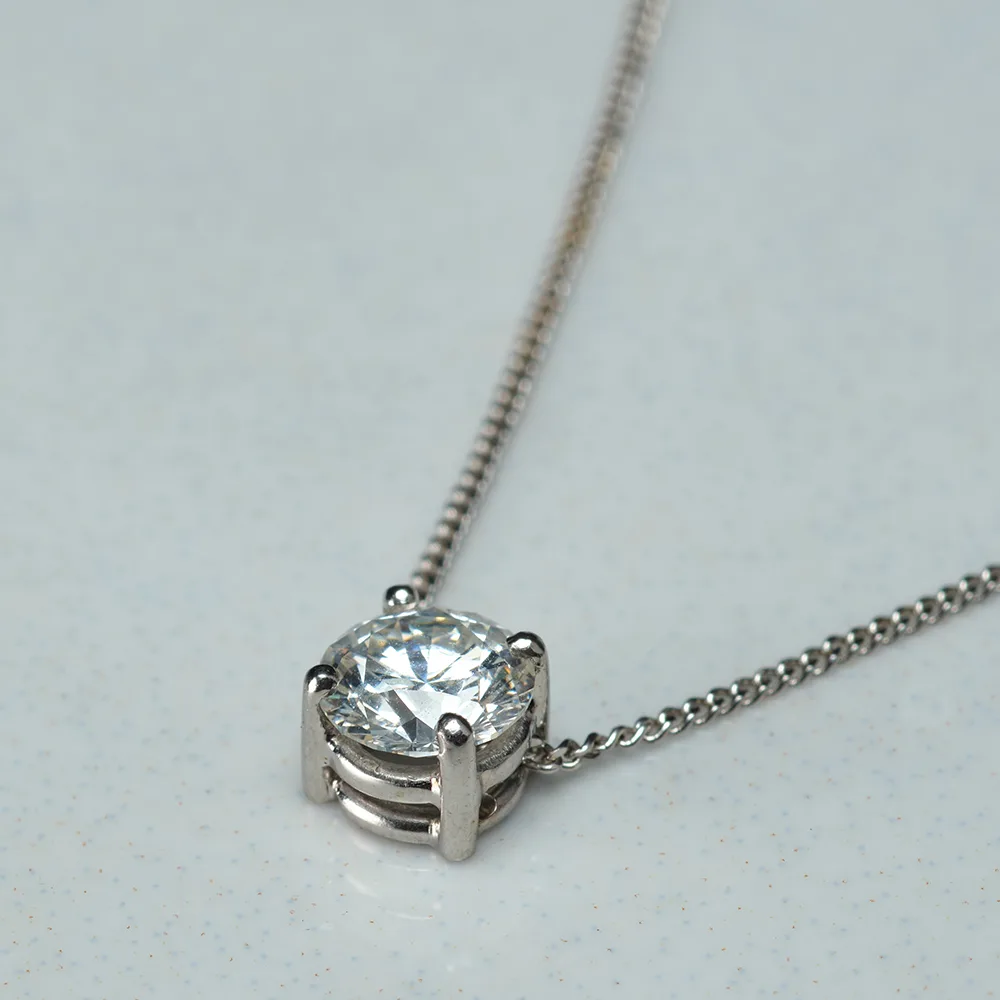 Pendant with diamonds in 18k gold — Joyería Liévano