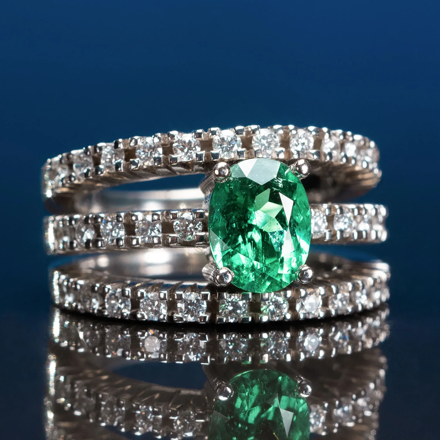 Ring with emeralds in 18k gold — Joyería Liévano