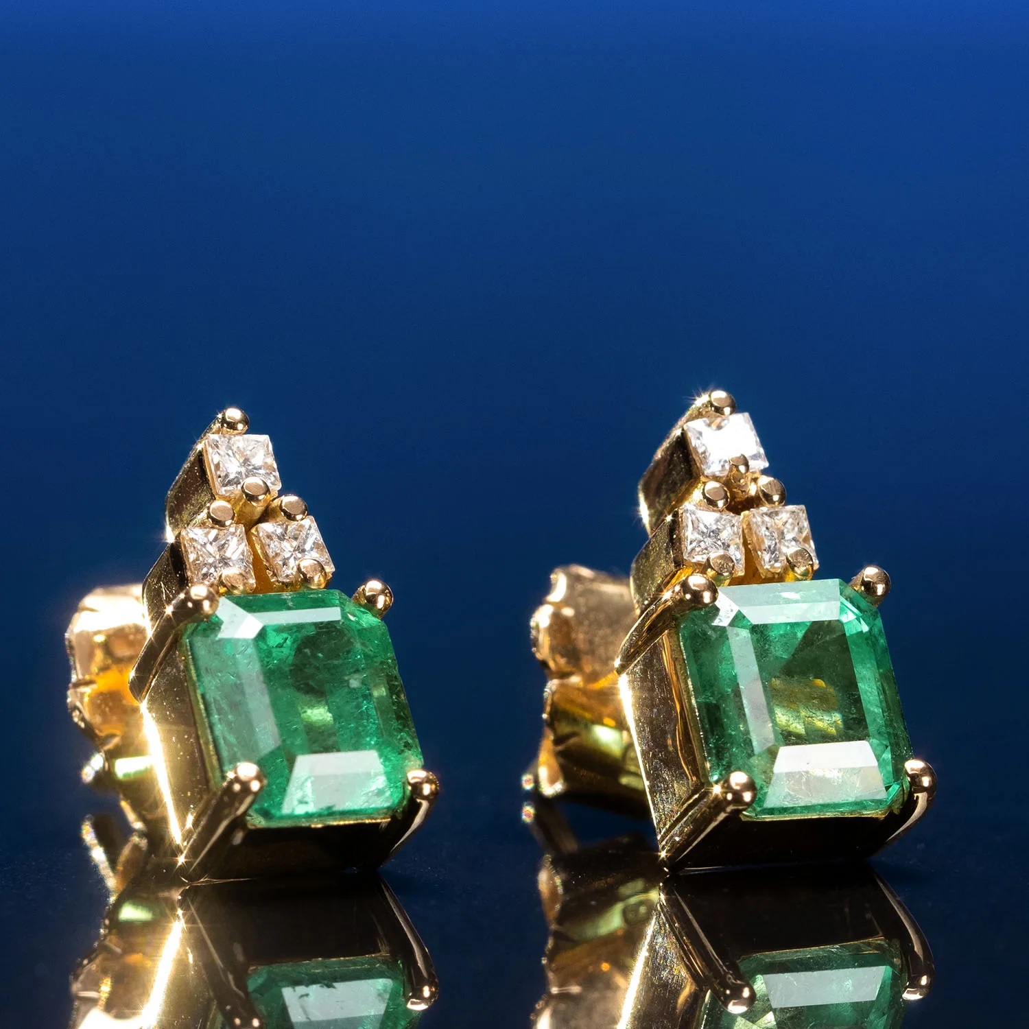 Earrings with emeralds in 18k gold — Joyería Liévano