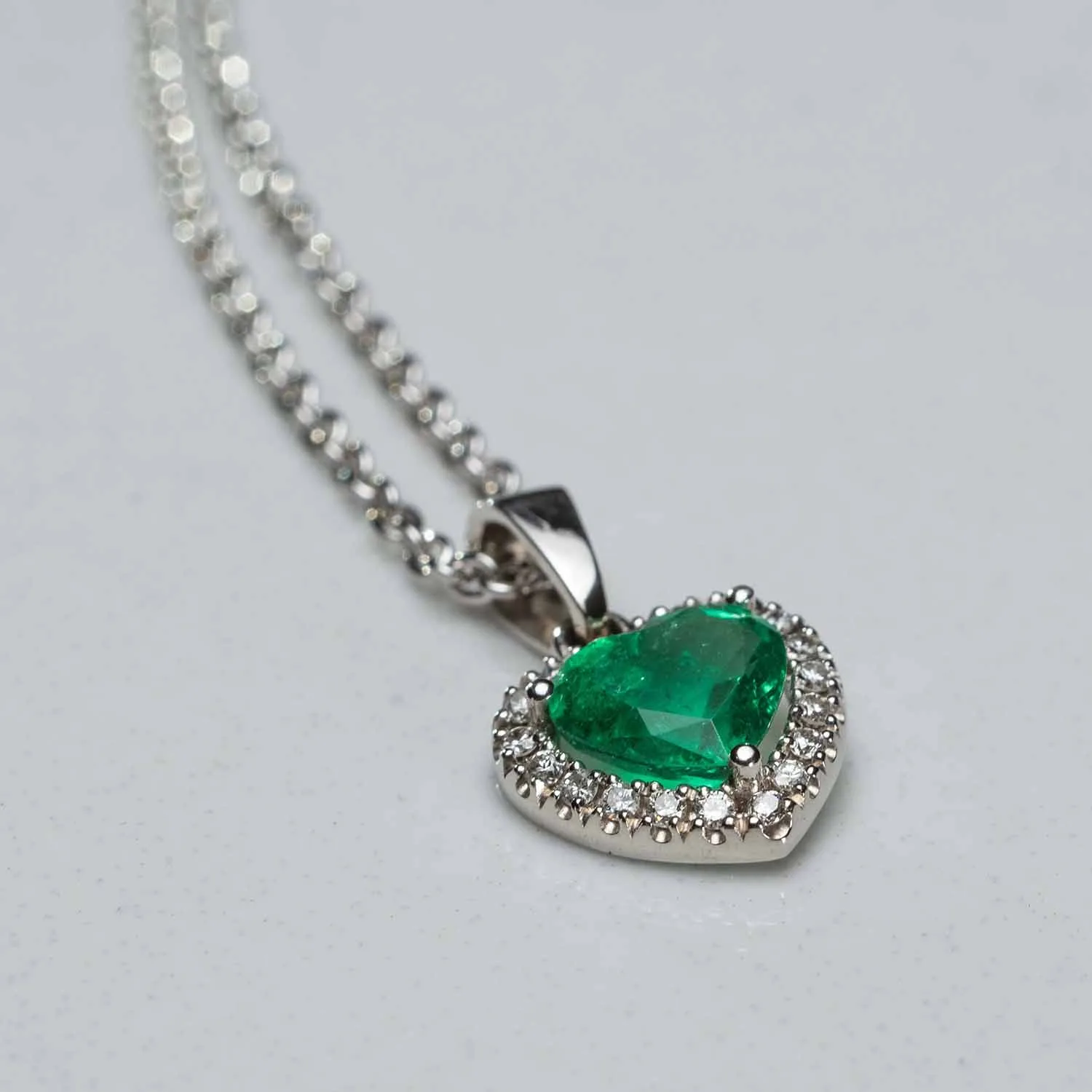 Pendant with emeralds in 18k gold — Joyería Liévano