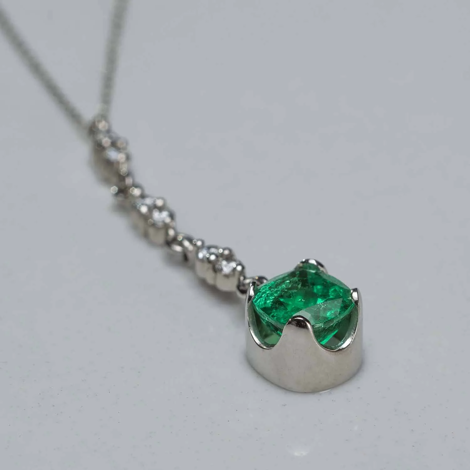 Pendant with emeralds in 18k gold — Joyería Liévano