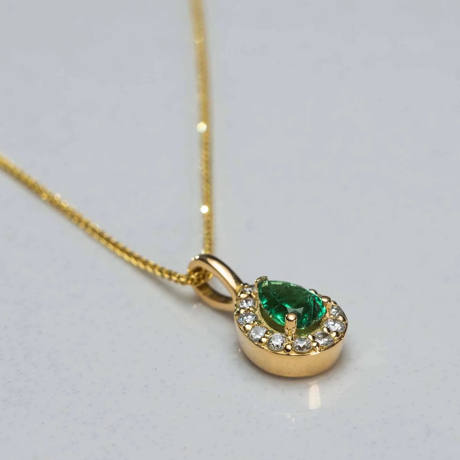 Pendant with emeralds in 18k gold — Joyería Liévano