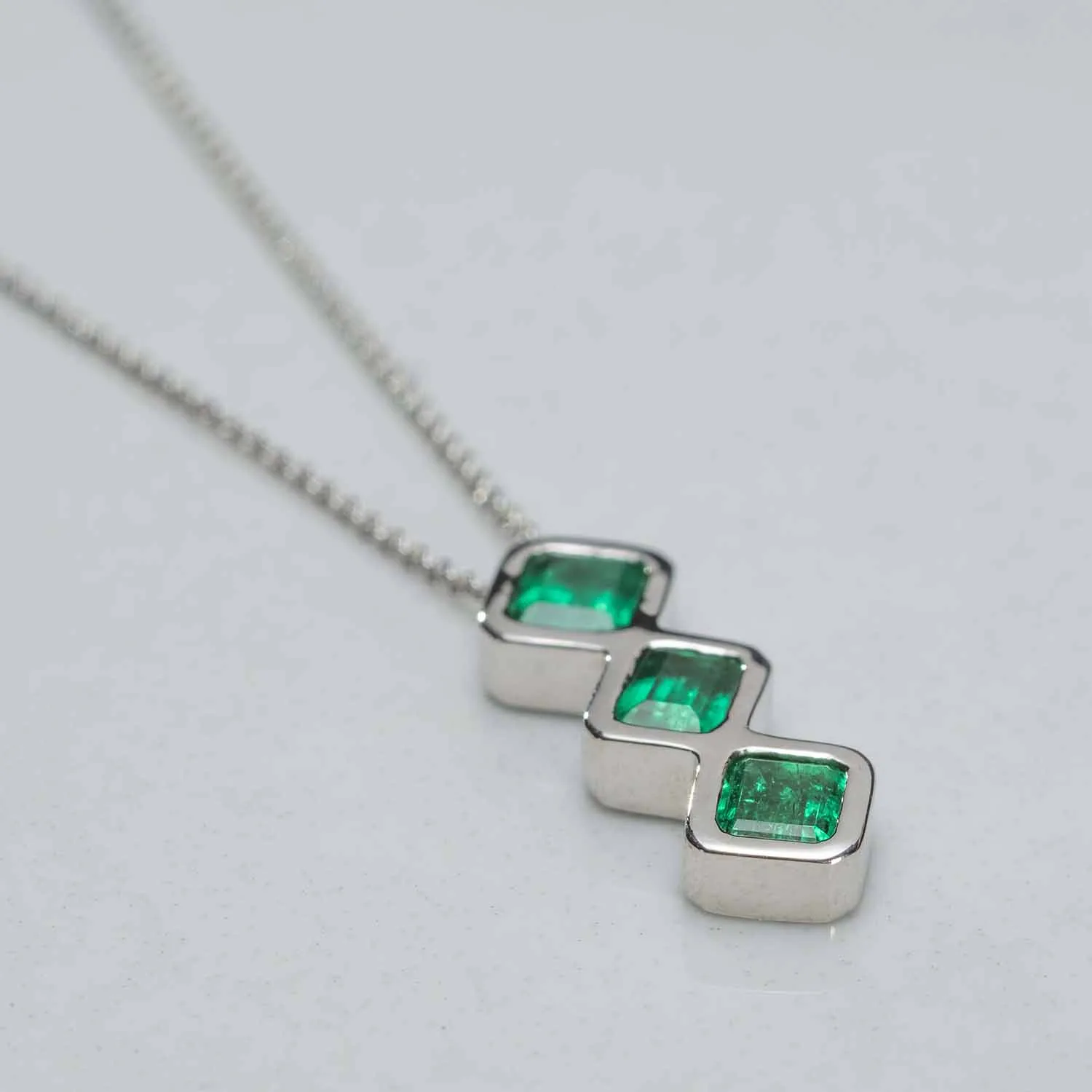 Pendant with emeralds in 18k gold — Joyería Liévano