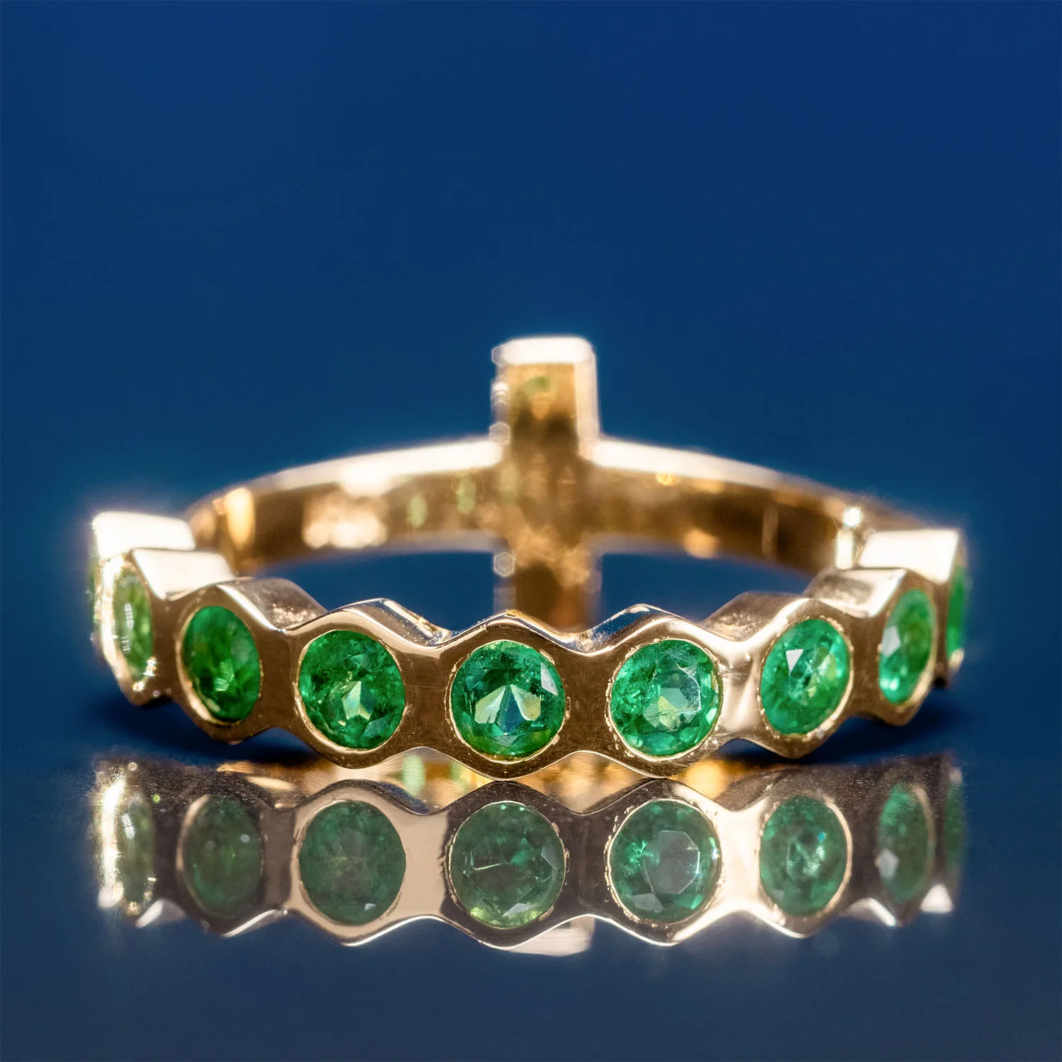 Ring with emeralds in 18k gold — Joyería Liévano