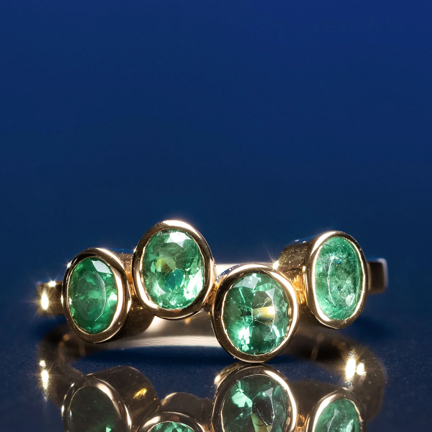Ring with emeralds in 18k gold — Joyería Liévano