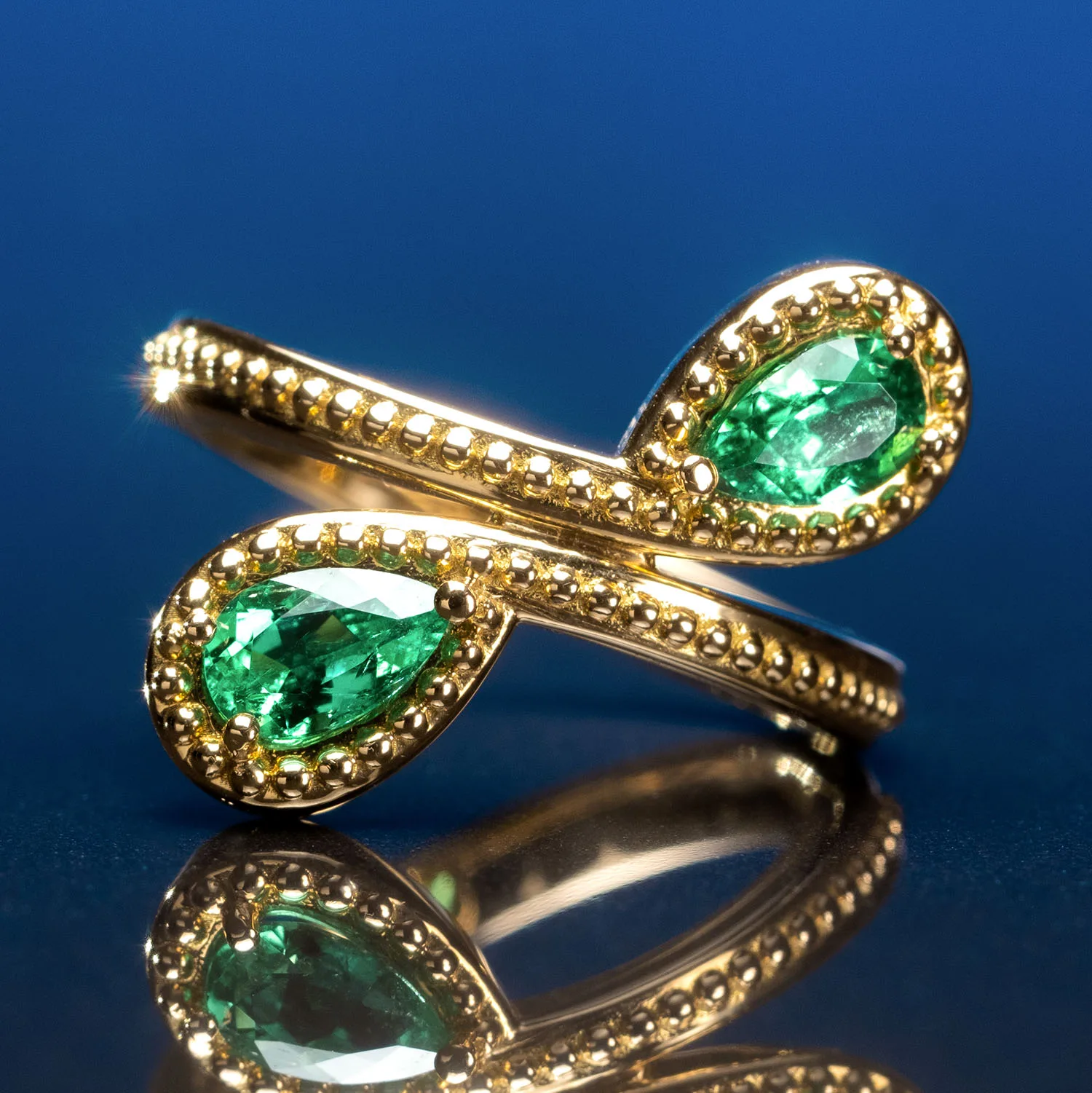 Ring with emeralds in 18k gold — Joyería Liévano