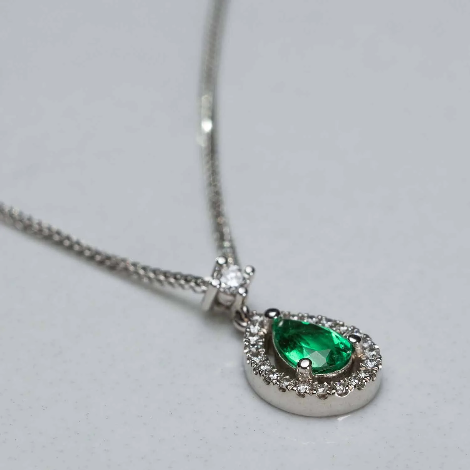 Pendant with emeralds in 18k gold — Joyería Liévano