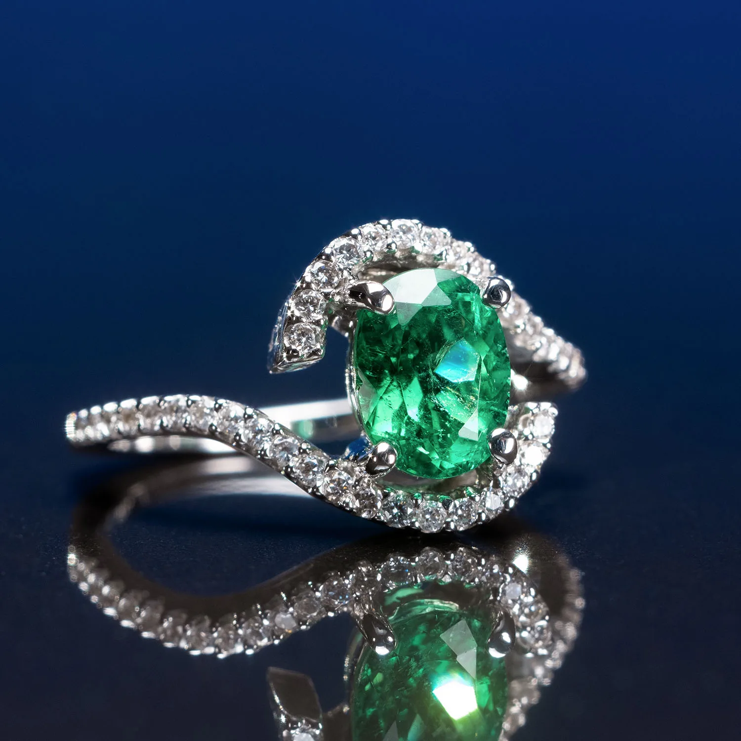 Ring with emeralds in 18k gold — Joyería Liévano