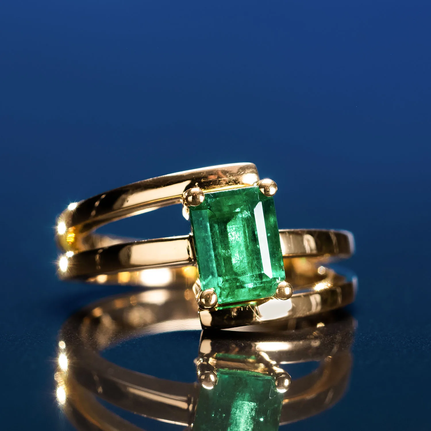 Ring with emeralds in 18k gold — Joyería Liévano