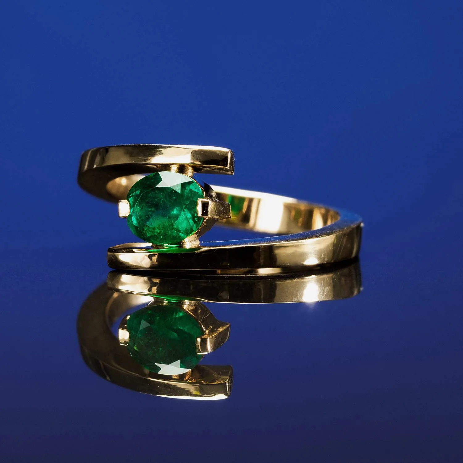 Ring with emeralds in 18k gold — Joyería Liévano