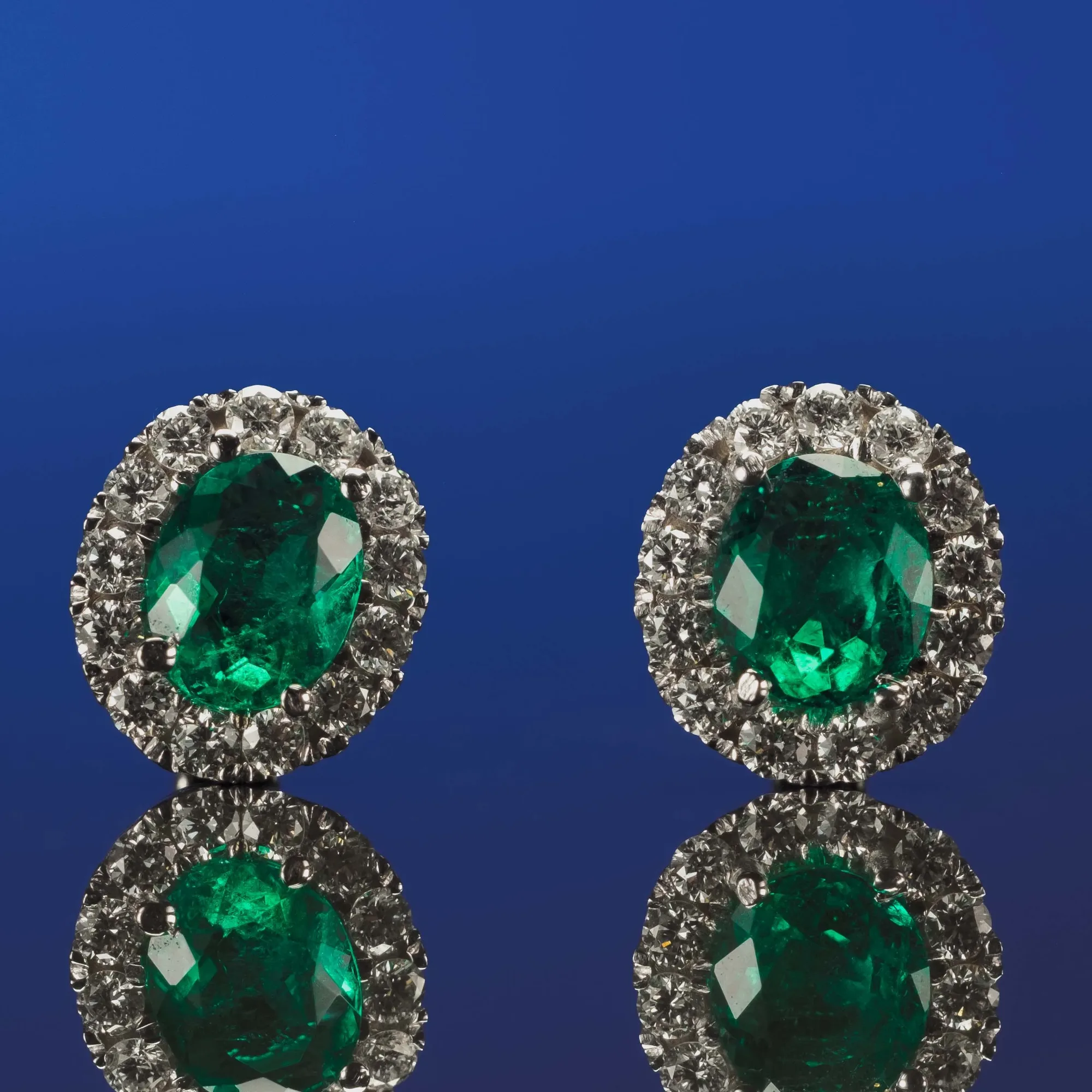 Earrings with emeralds in 18k gold — Joyería Liévano