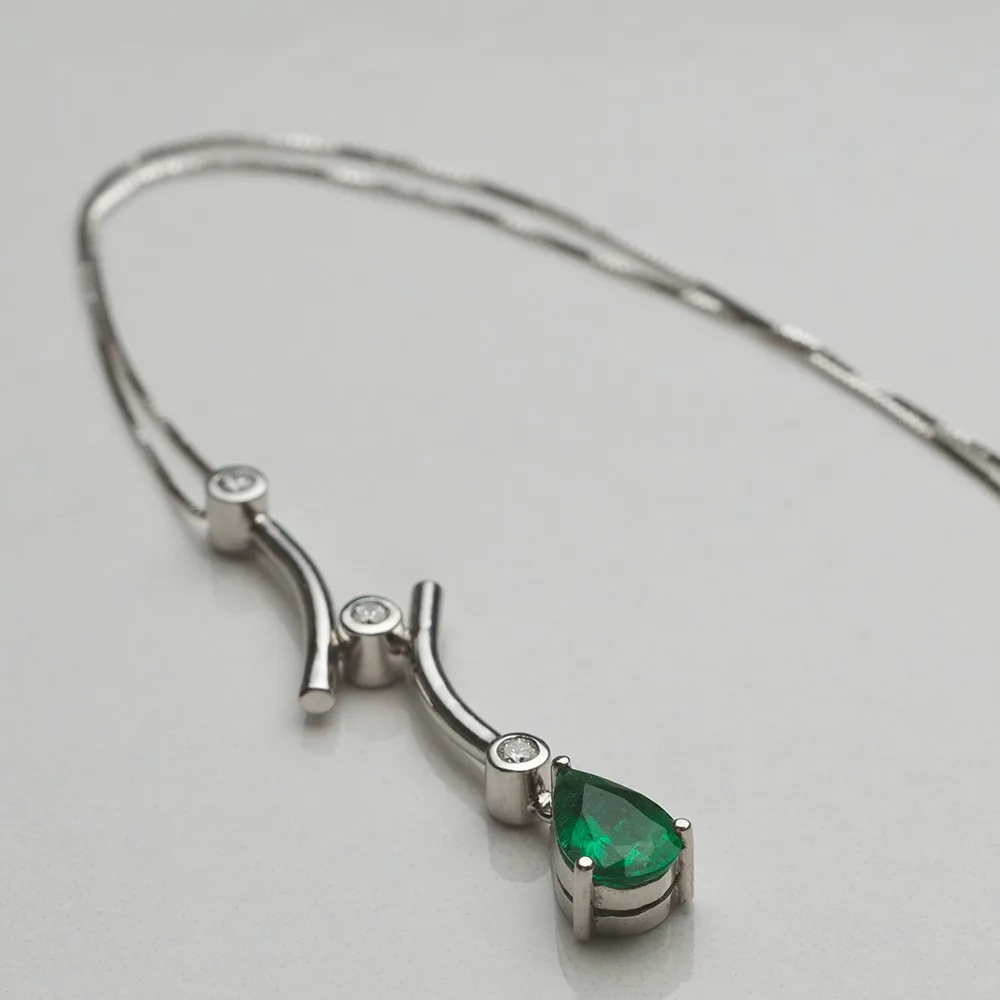 Pendant with emeralds in 18k gold — Joyería Liévano