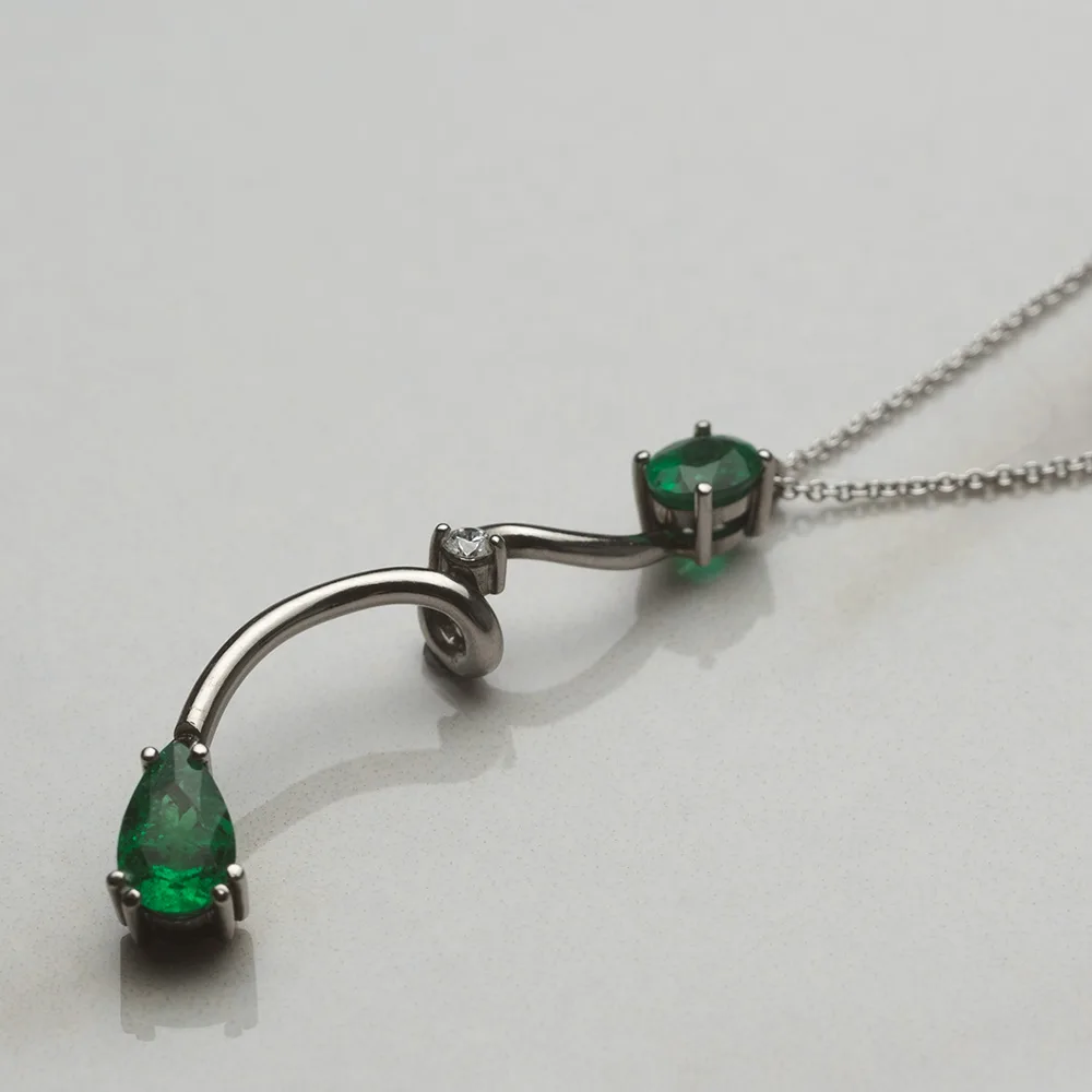 Piece with emeralds in 18k gold — Joyería Liévano
