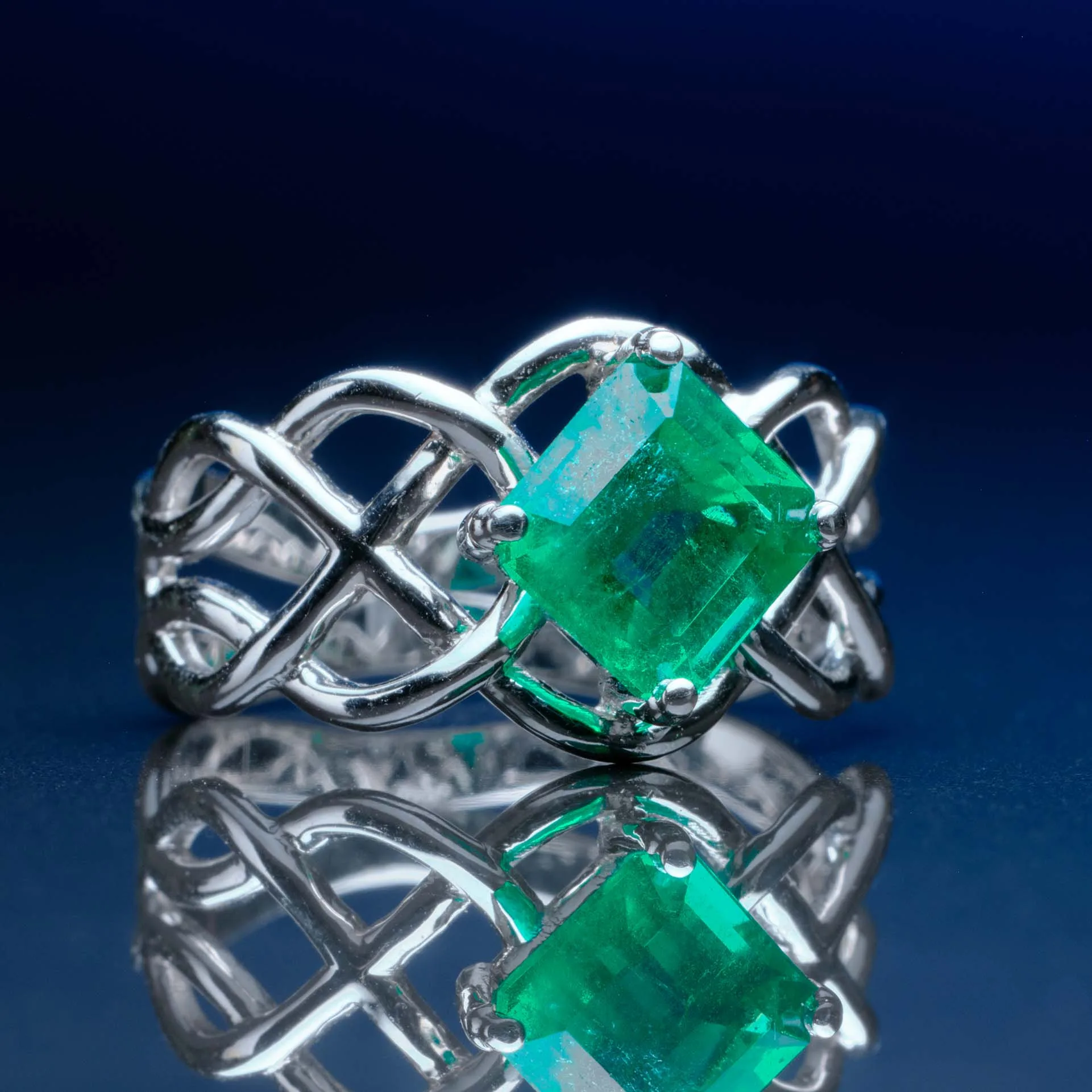 Ring with emeralds in 18k gold — Joyería Liévano