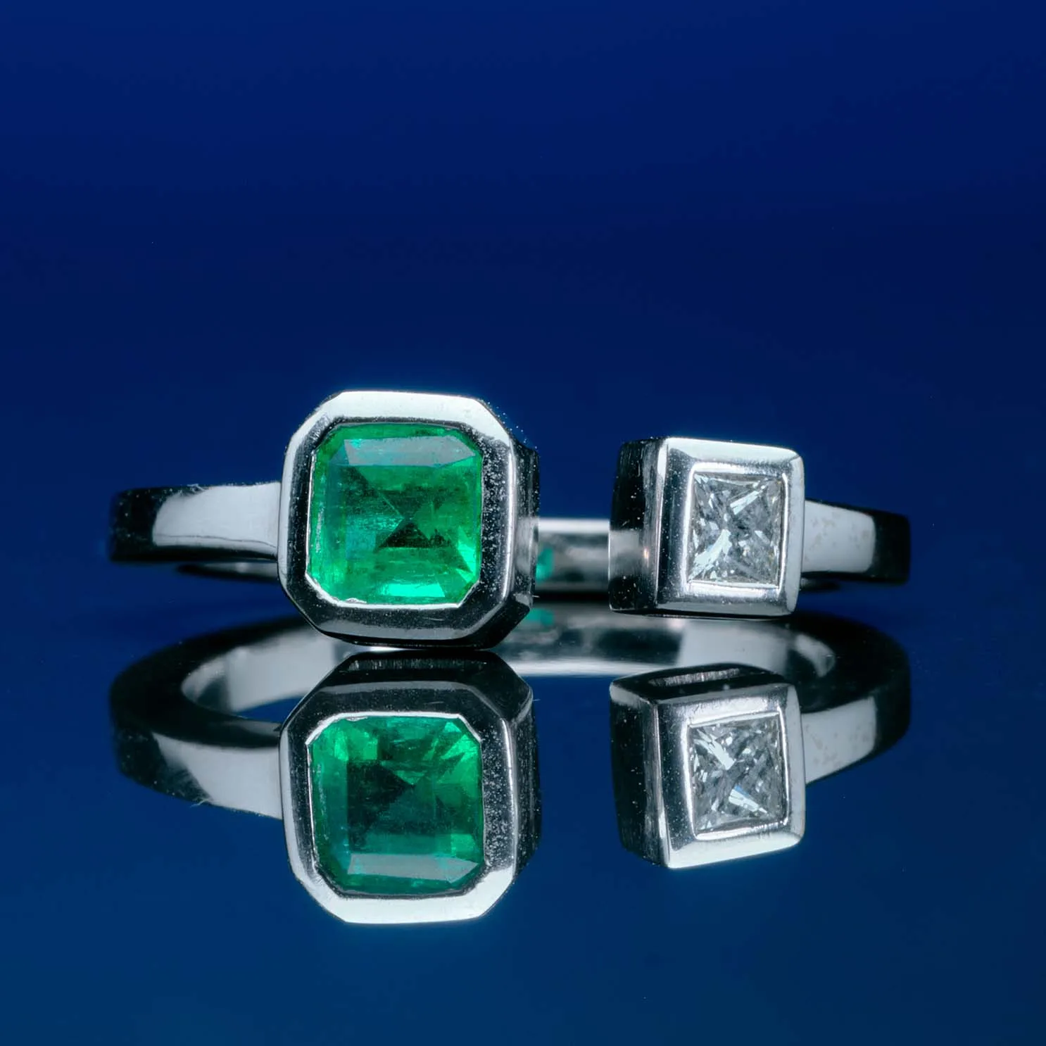 Ring with emeralds in 18k gold — Joyería Liévano