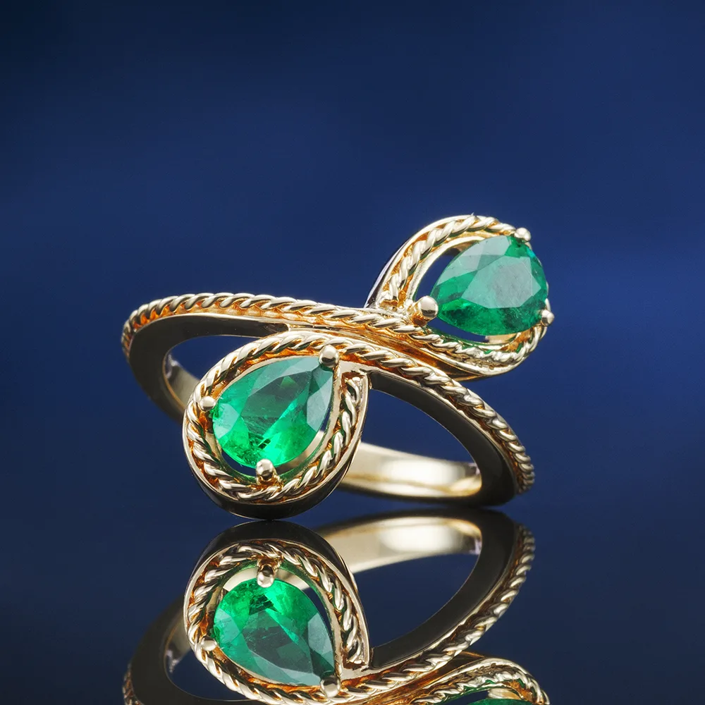 Ring with emeralds in 18k gold — Joyería Liévano
