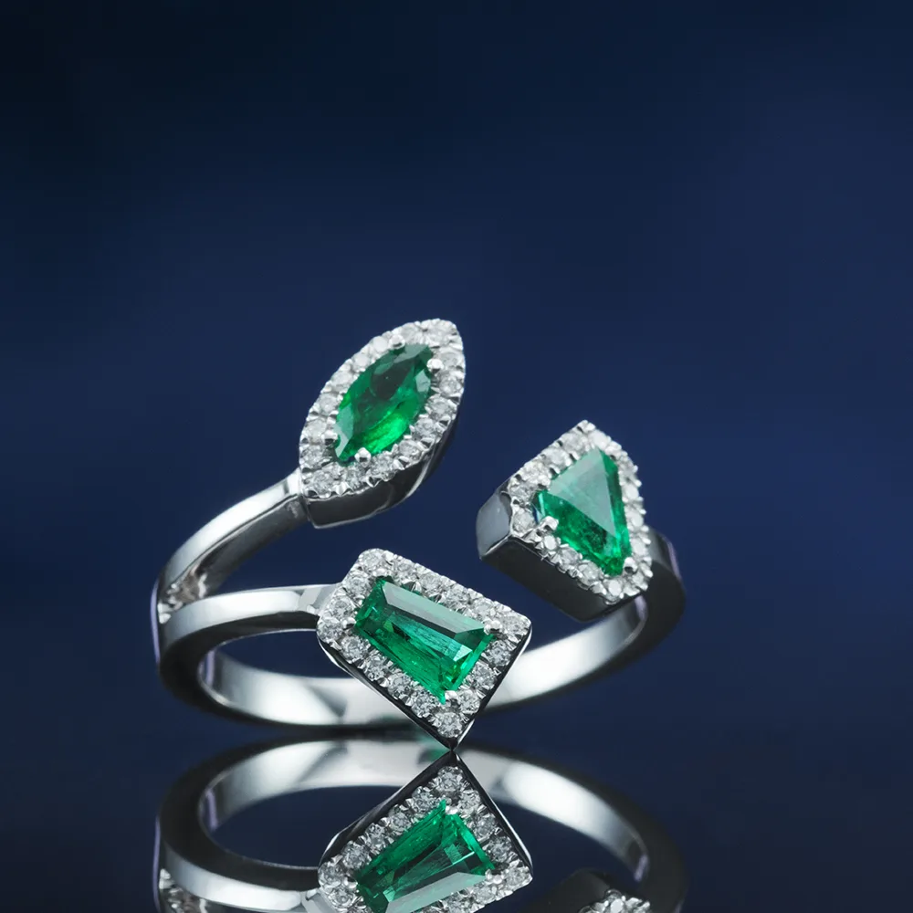 Ring with emeralds in 18k gold — Joyería Liévano
