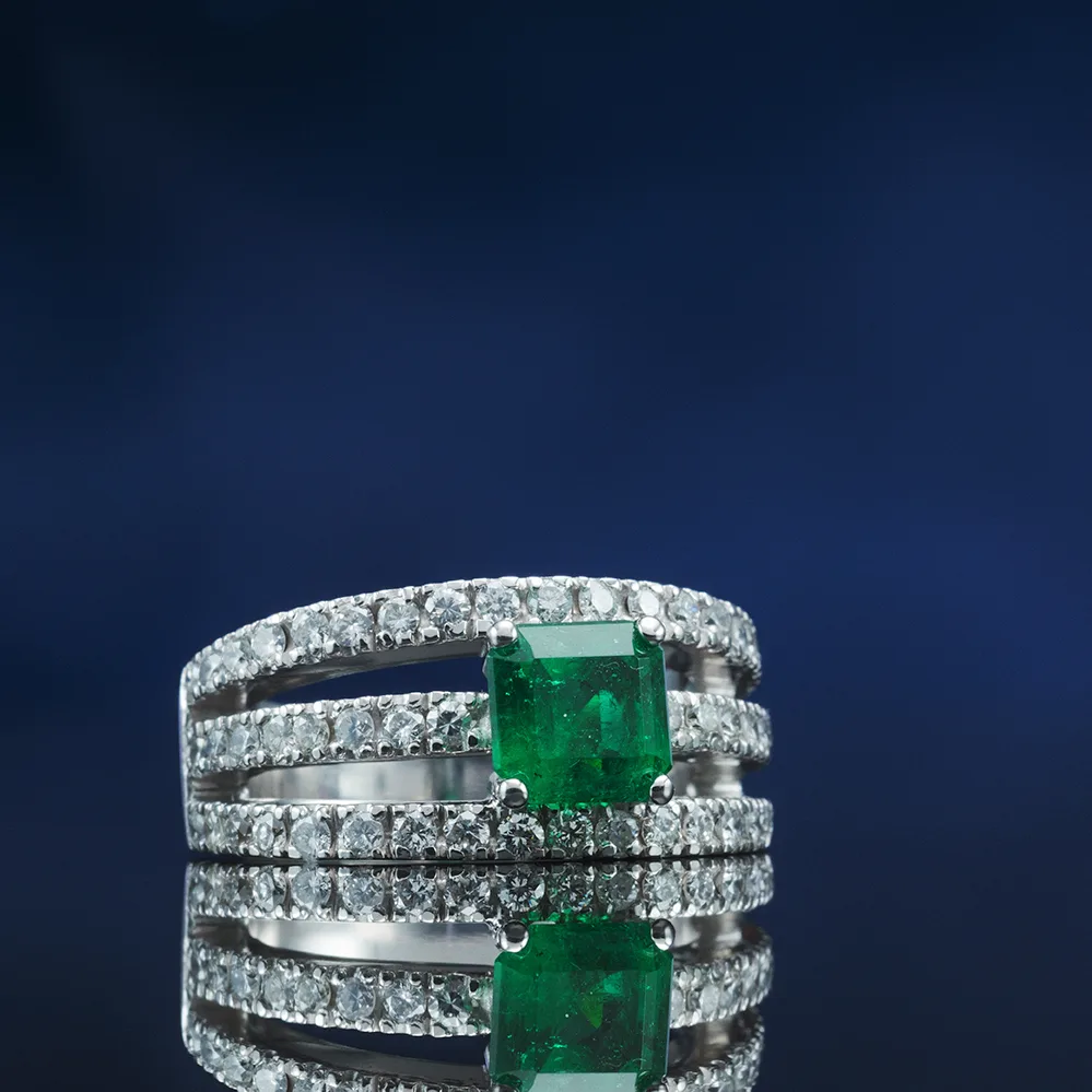 Ring with emeralds in 18k gold — Joyería Liévano