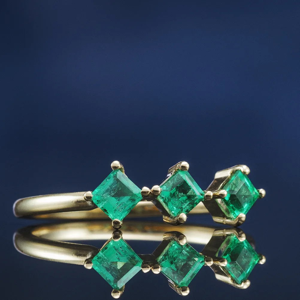 Ring with emeralds in 18k gold — Joyería Liévano