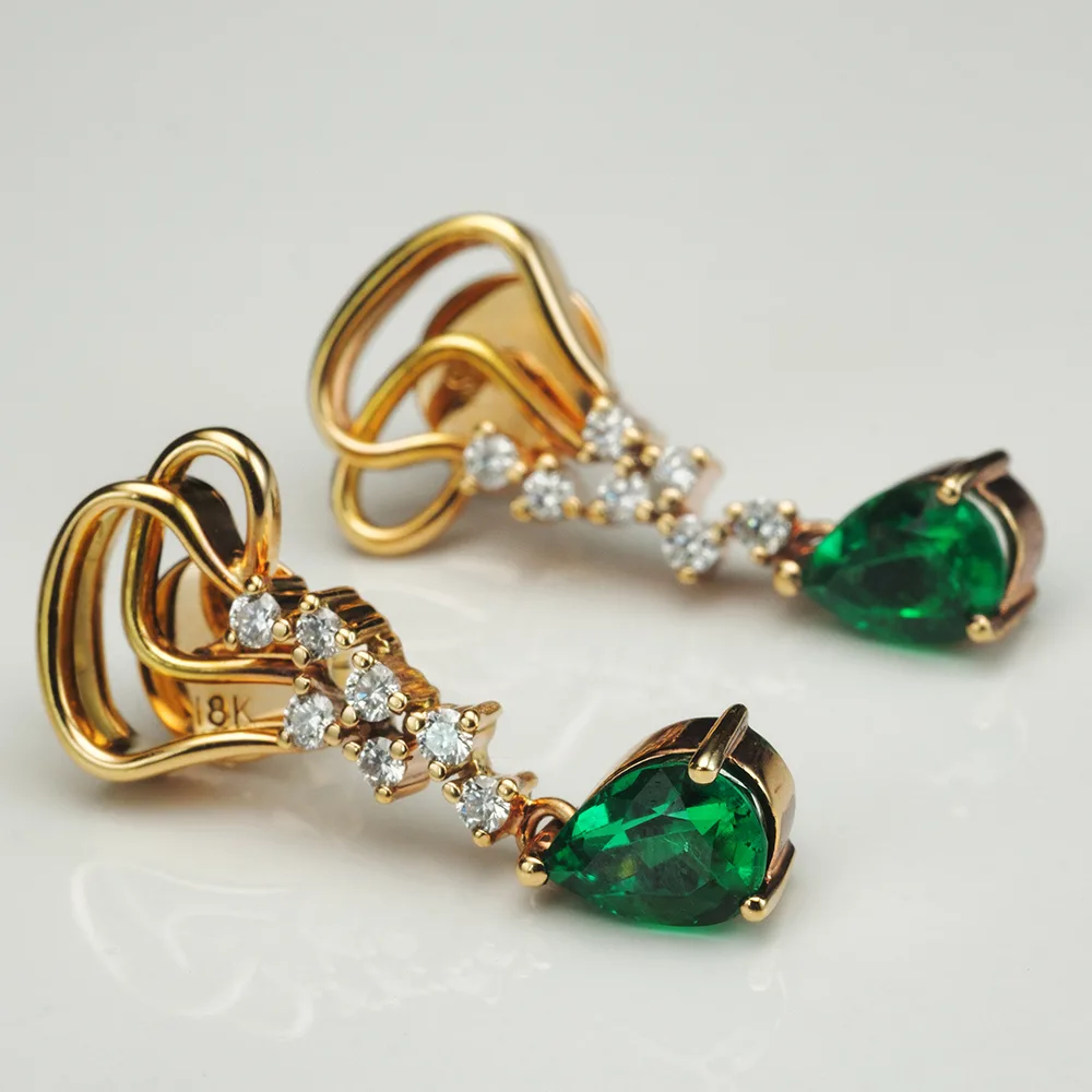 Earrings with emeralds in 18k gold — Joyería Liévano