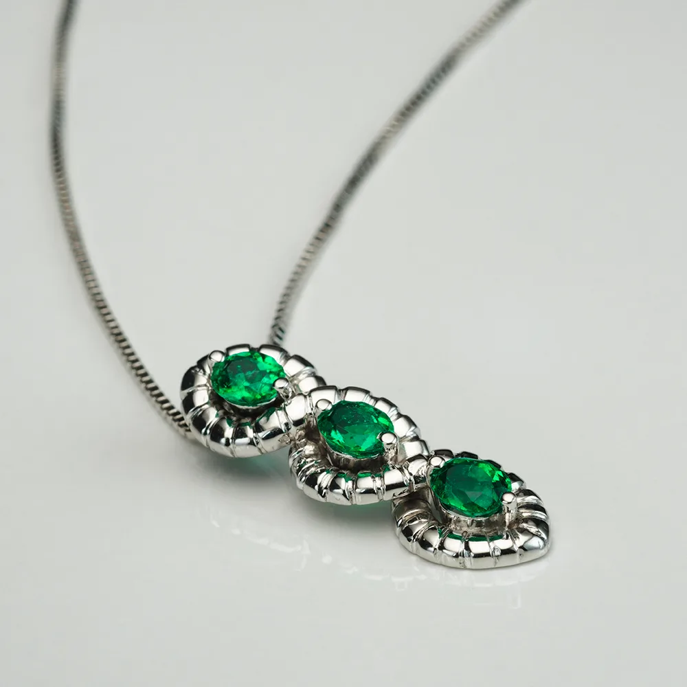 Pendant with emeralds in 18k gold — Joyería Liévano