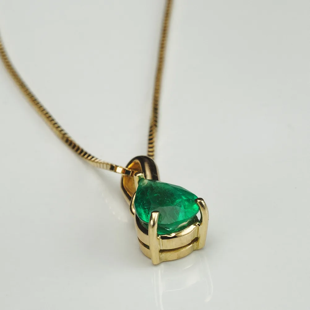 Pendant with emeralds in 18k gold — Joyería Liévano