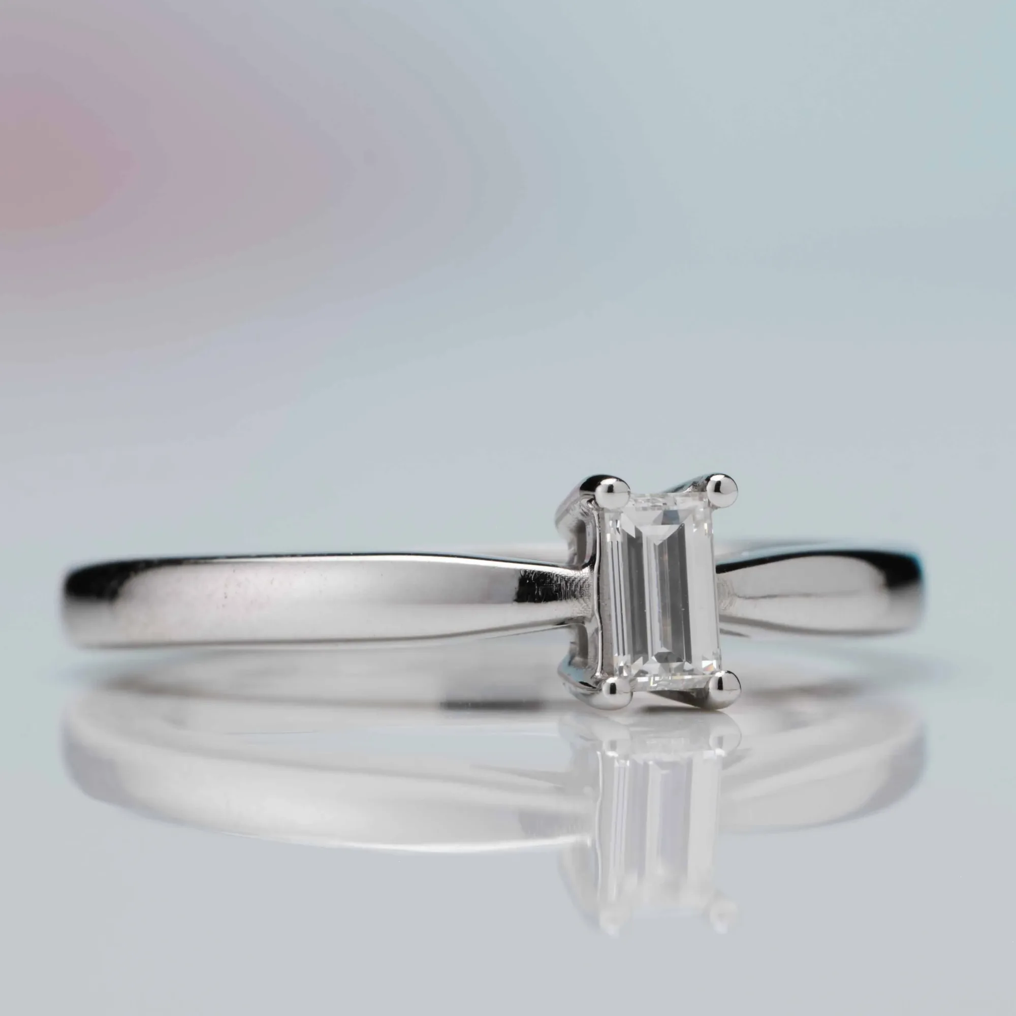 Ring with diamonds in 18k gold — Joyería Liévano