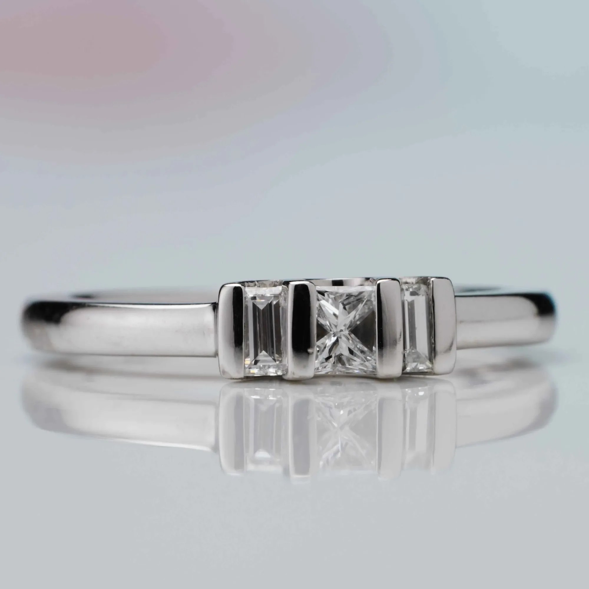 Ring with diamonds in 18k gold — Joyería Liévano