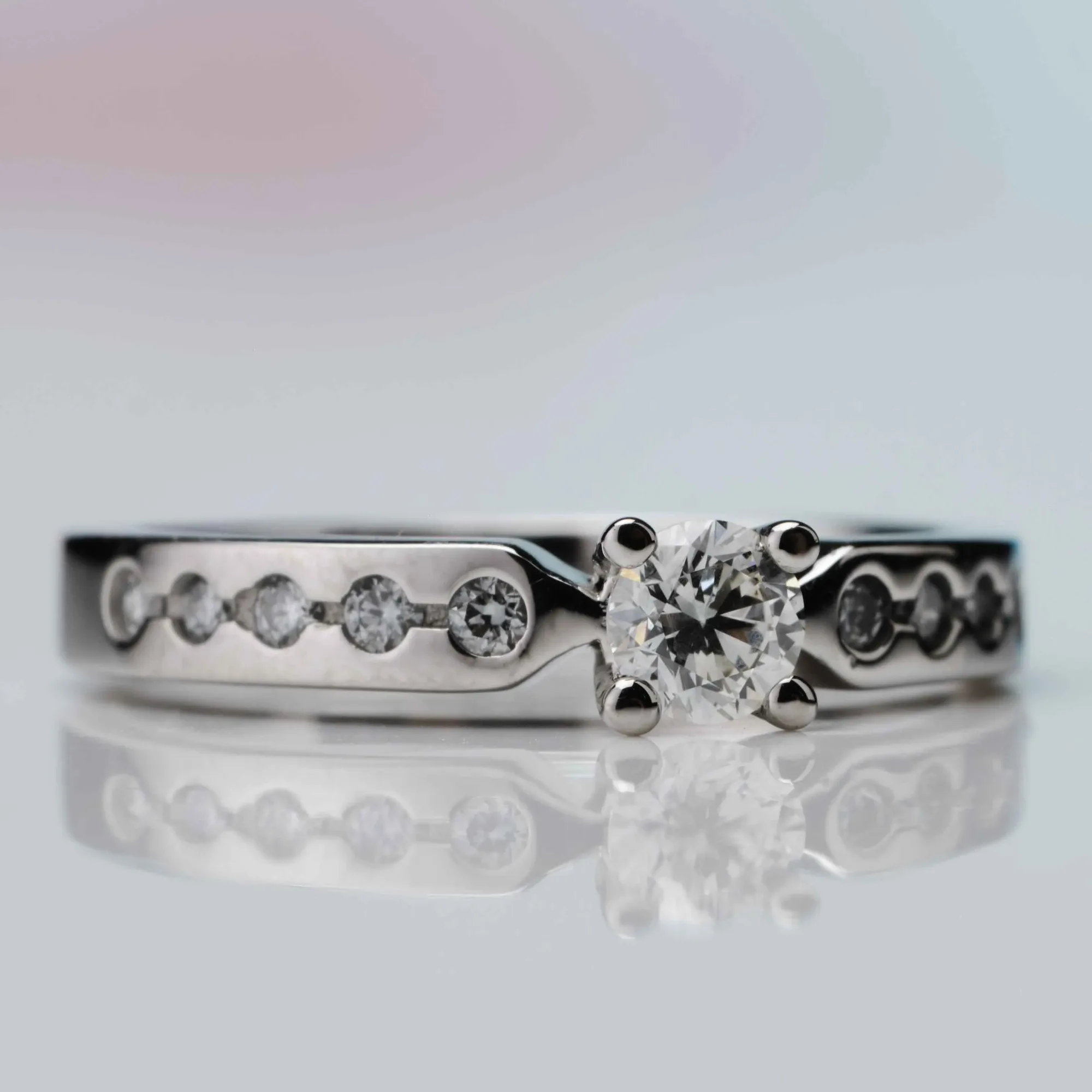 Ring with diamonds in 18k gold — Joyería Liévano