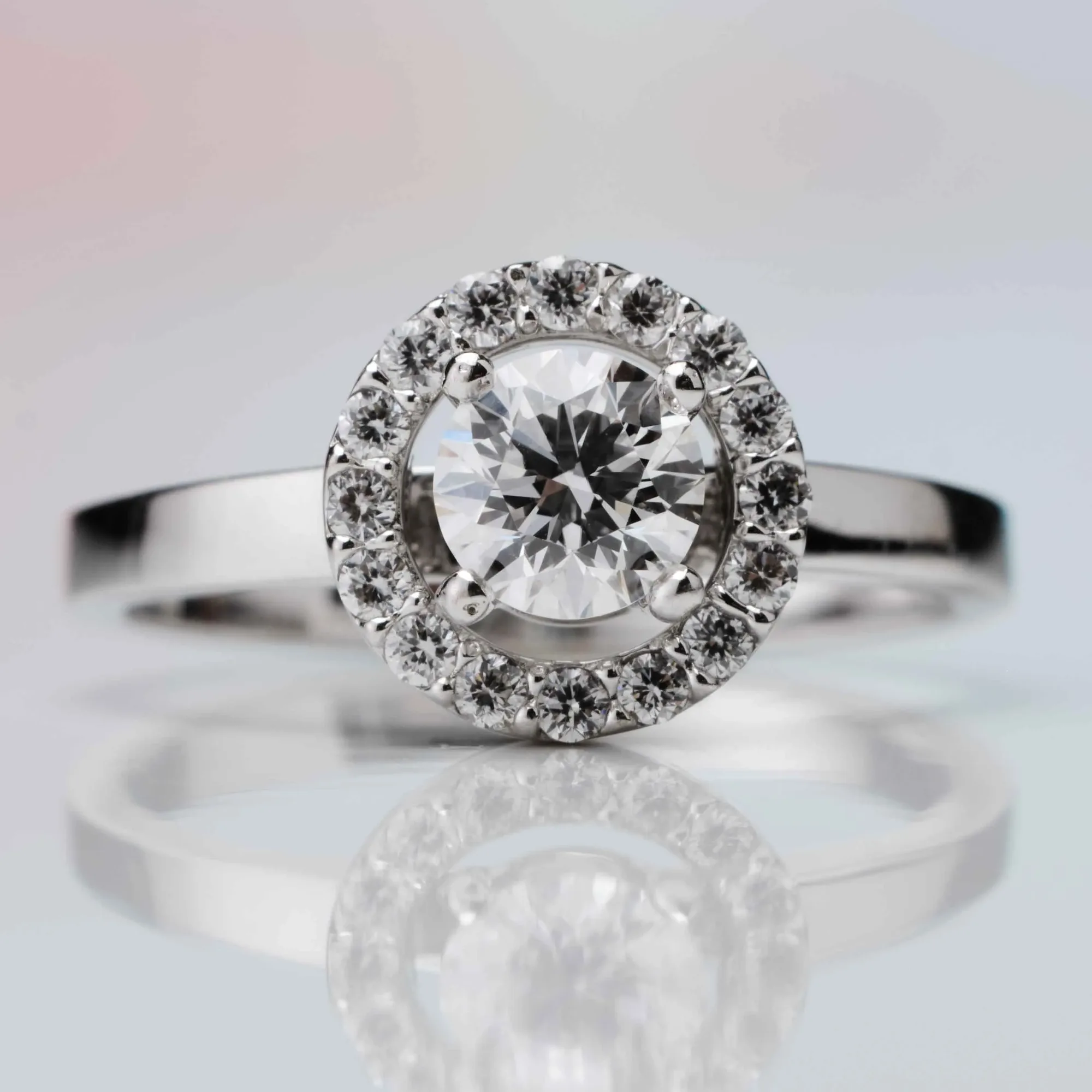 Ring with diamonds in 18k gold — Joyería Liévano