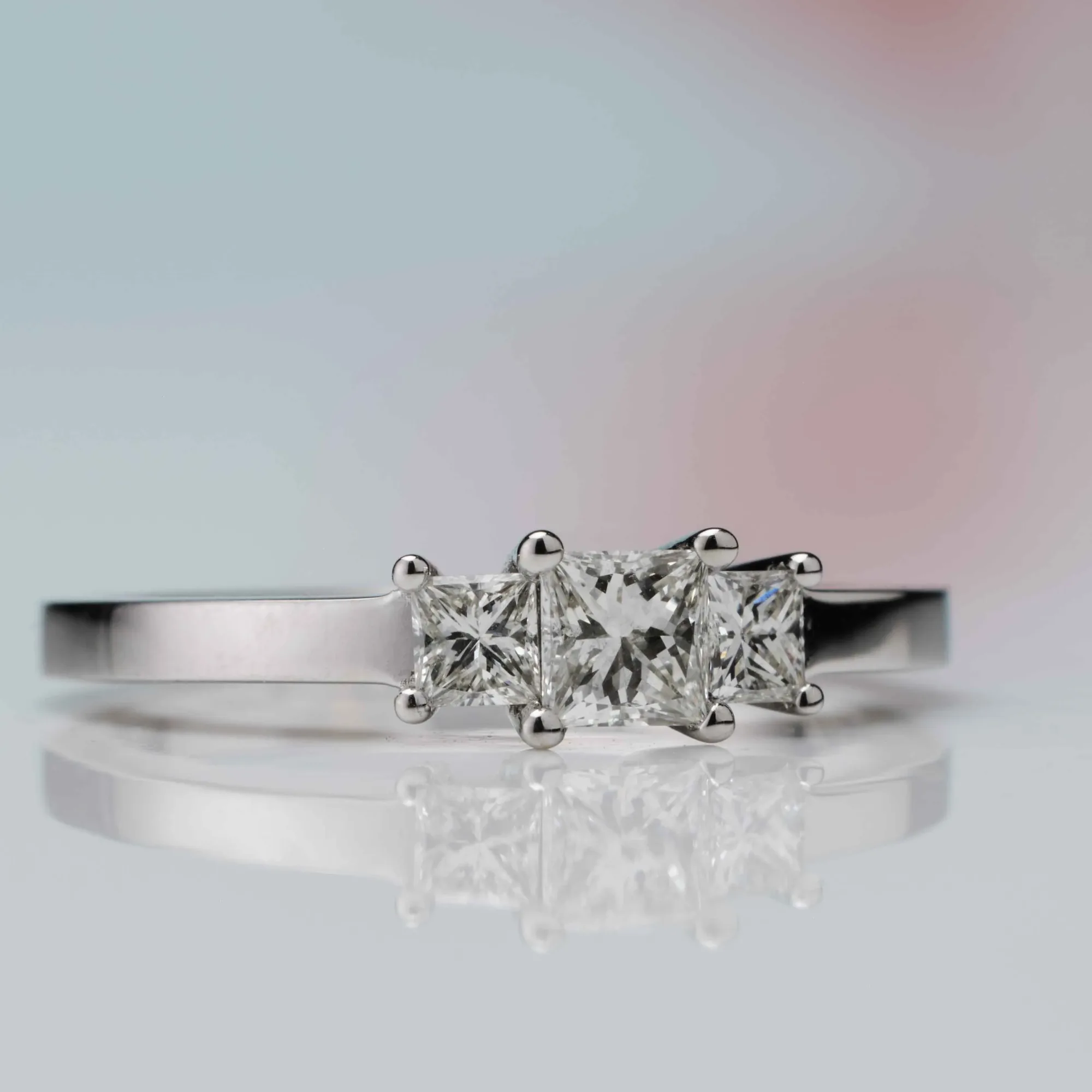 Ring with diamonds in 18k gold — Joyería Liévano