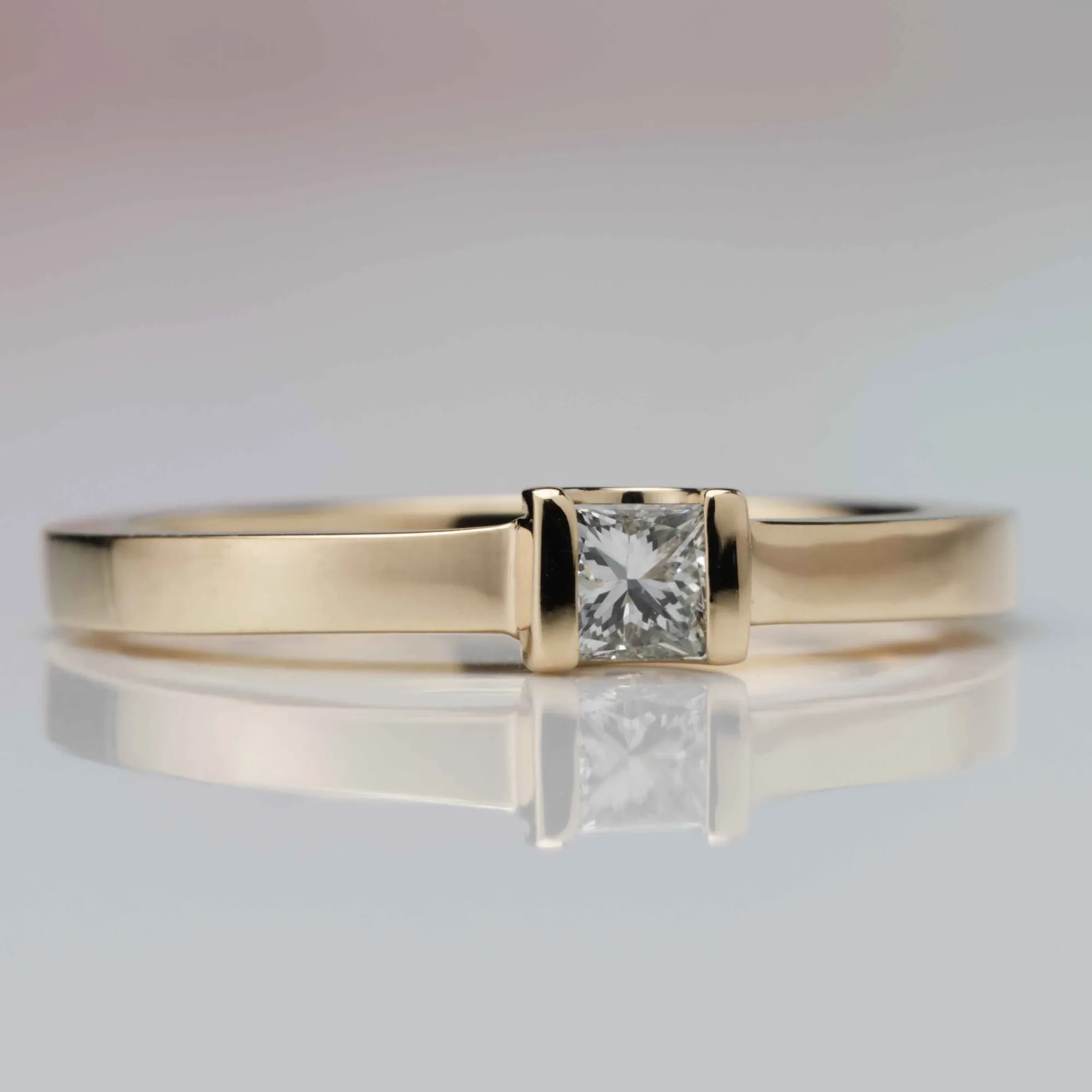 Ring with diamonds in 18k gold — Joyería Liévano