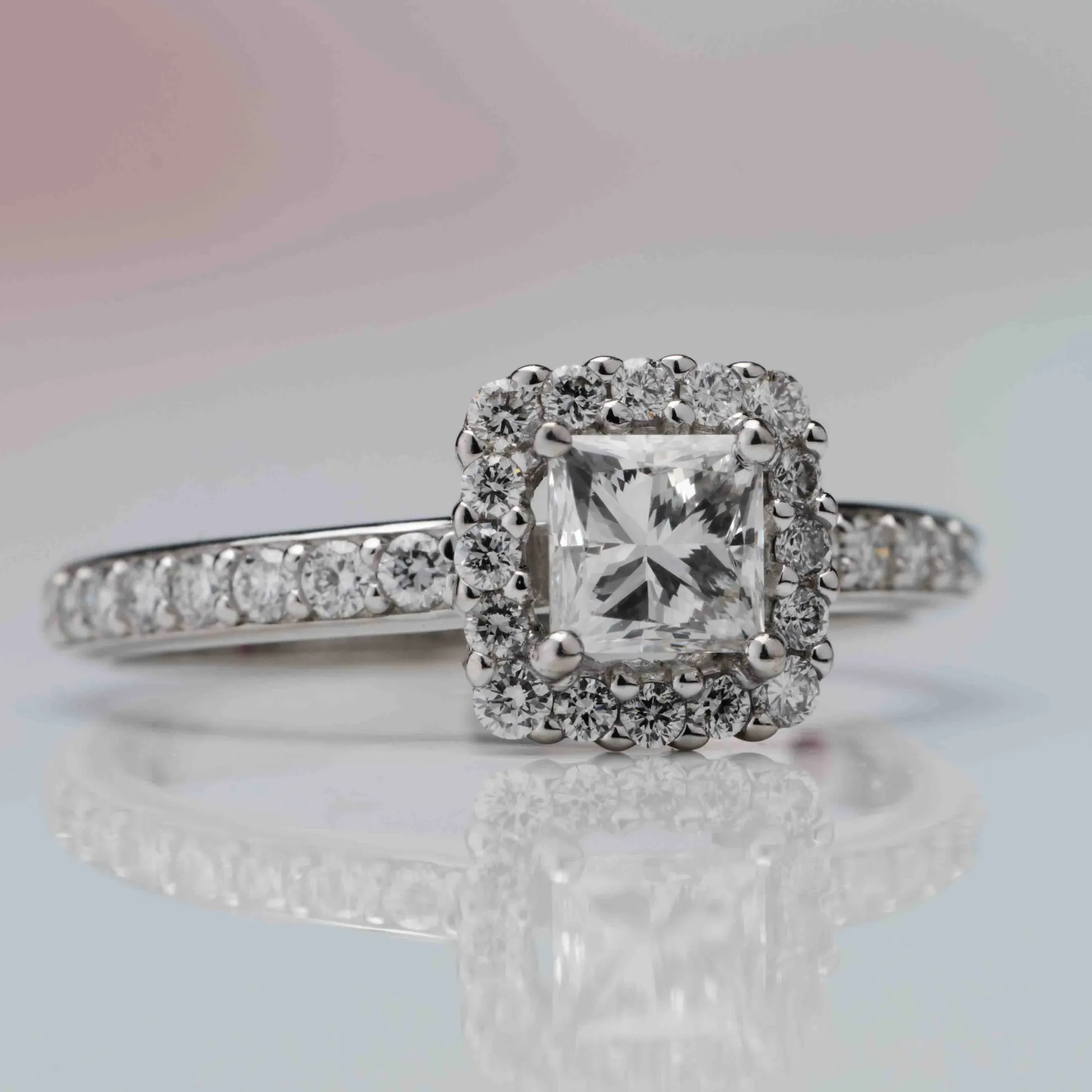 Ring with diamonds in 18k gold — Joyería Liévano