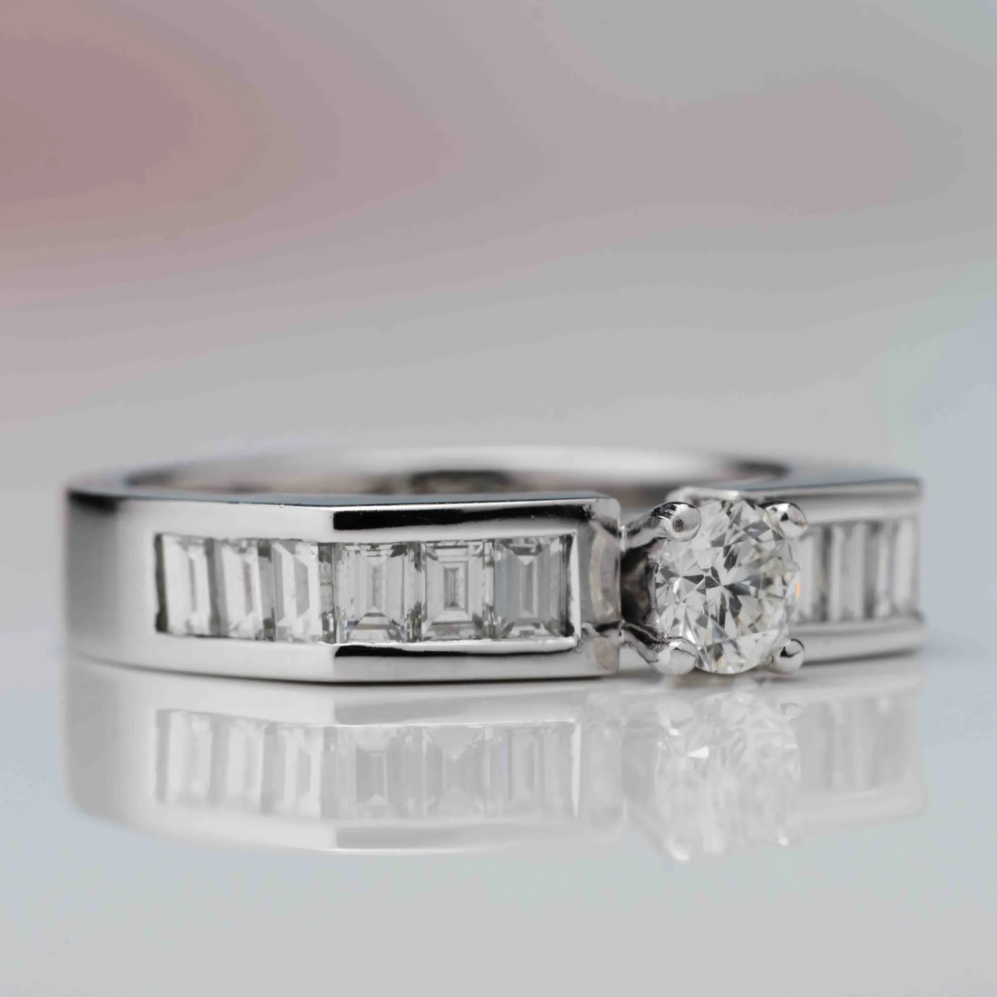 Ring with diamonds in 18k gold — Joyería Liévano