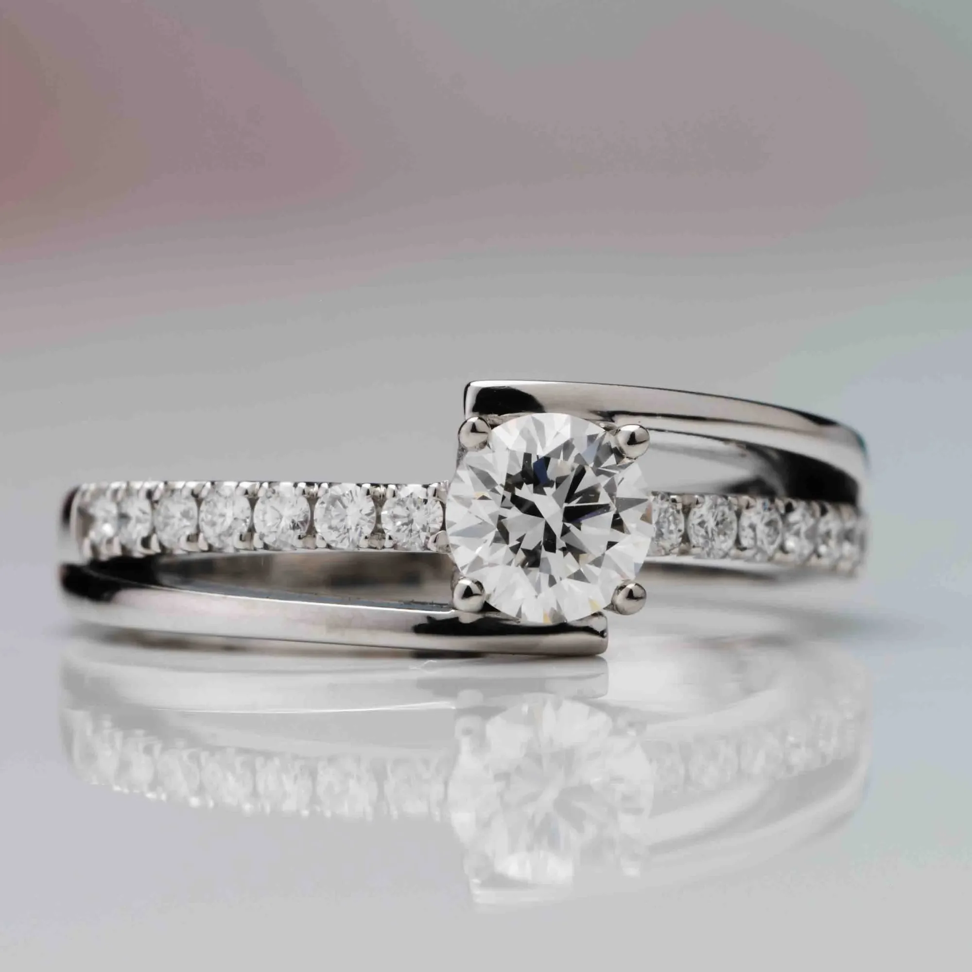 Ring with diamonds in 18k gold — Joyería Liévano