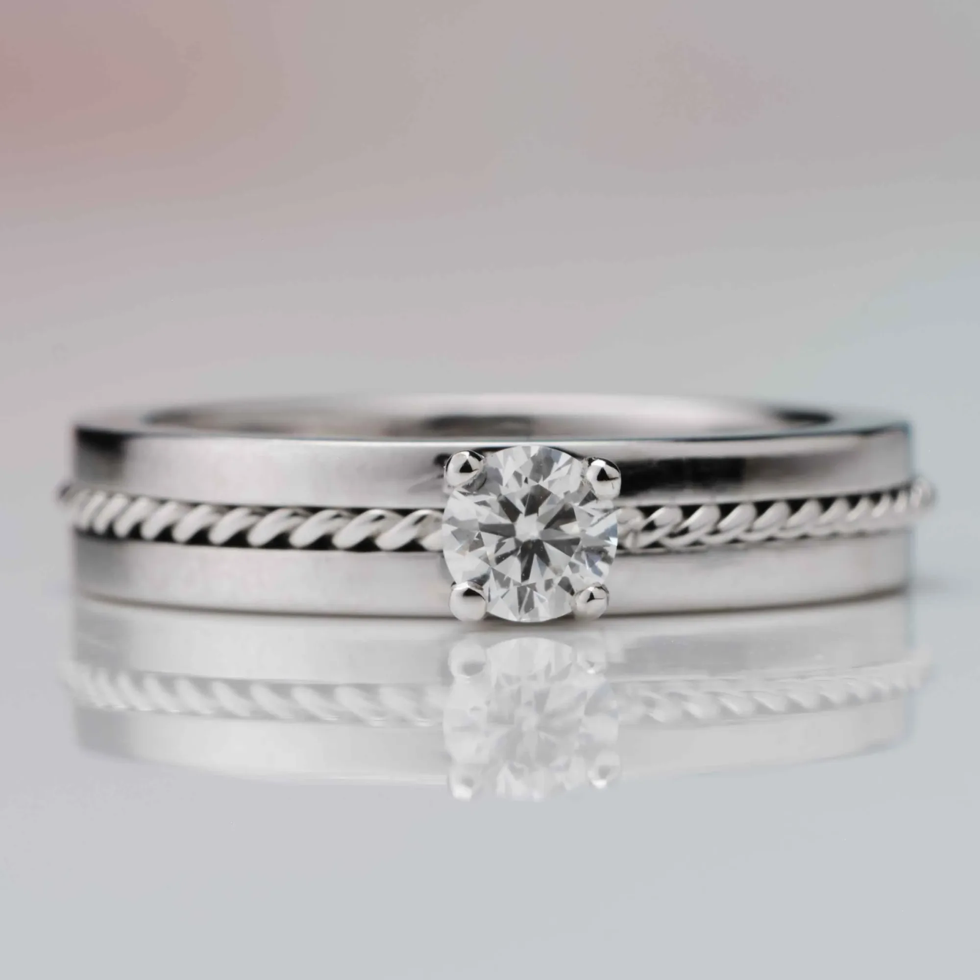 Ring with diamonds in 18k gold — Joyería Liévano