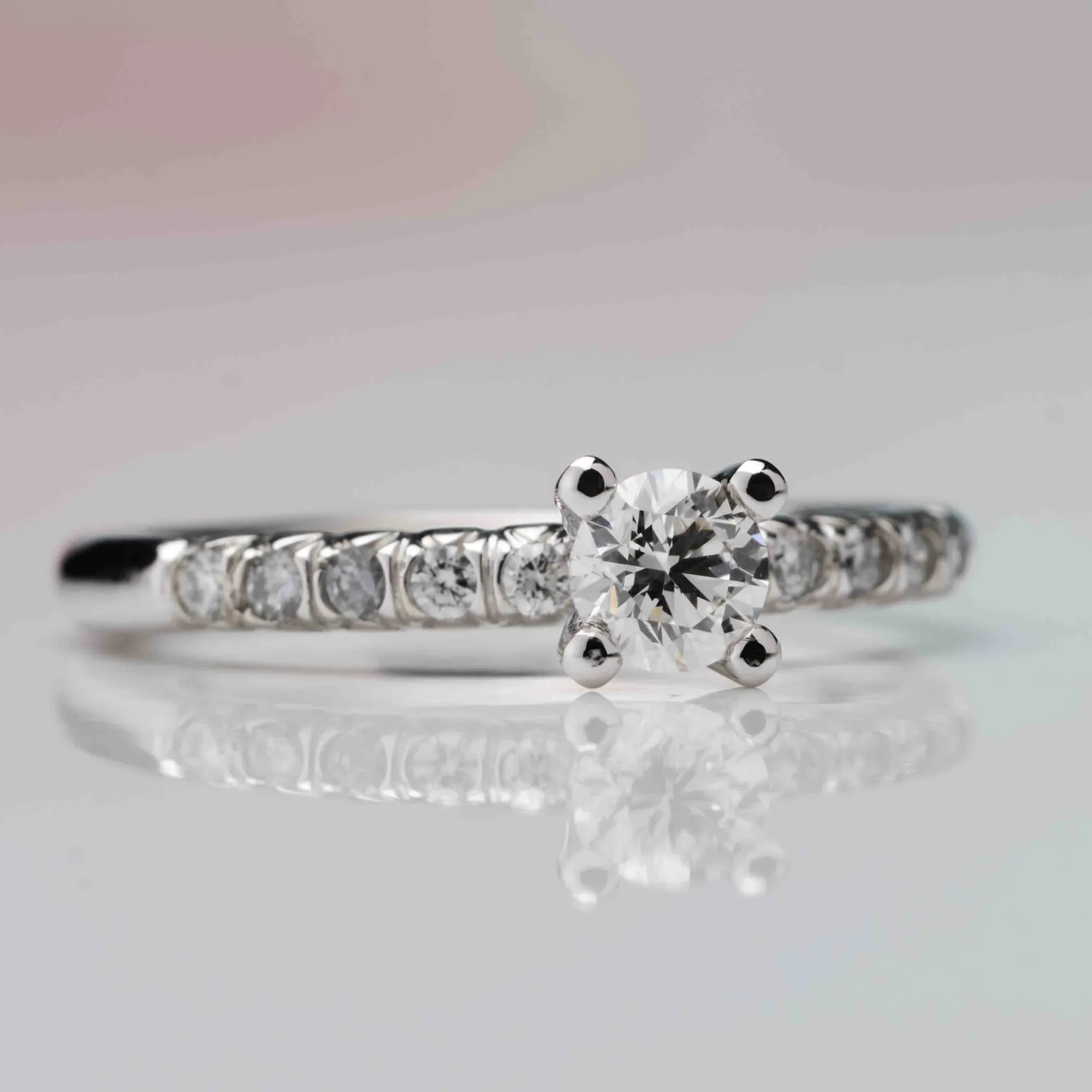 Ring with diamonds in 18k gold — Joyería Liévano