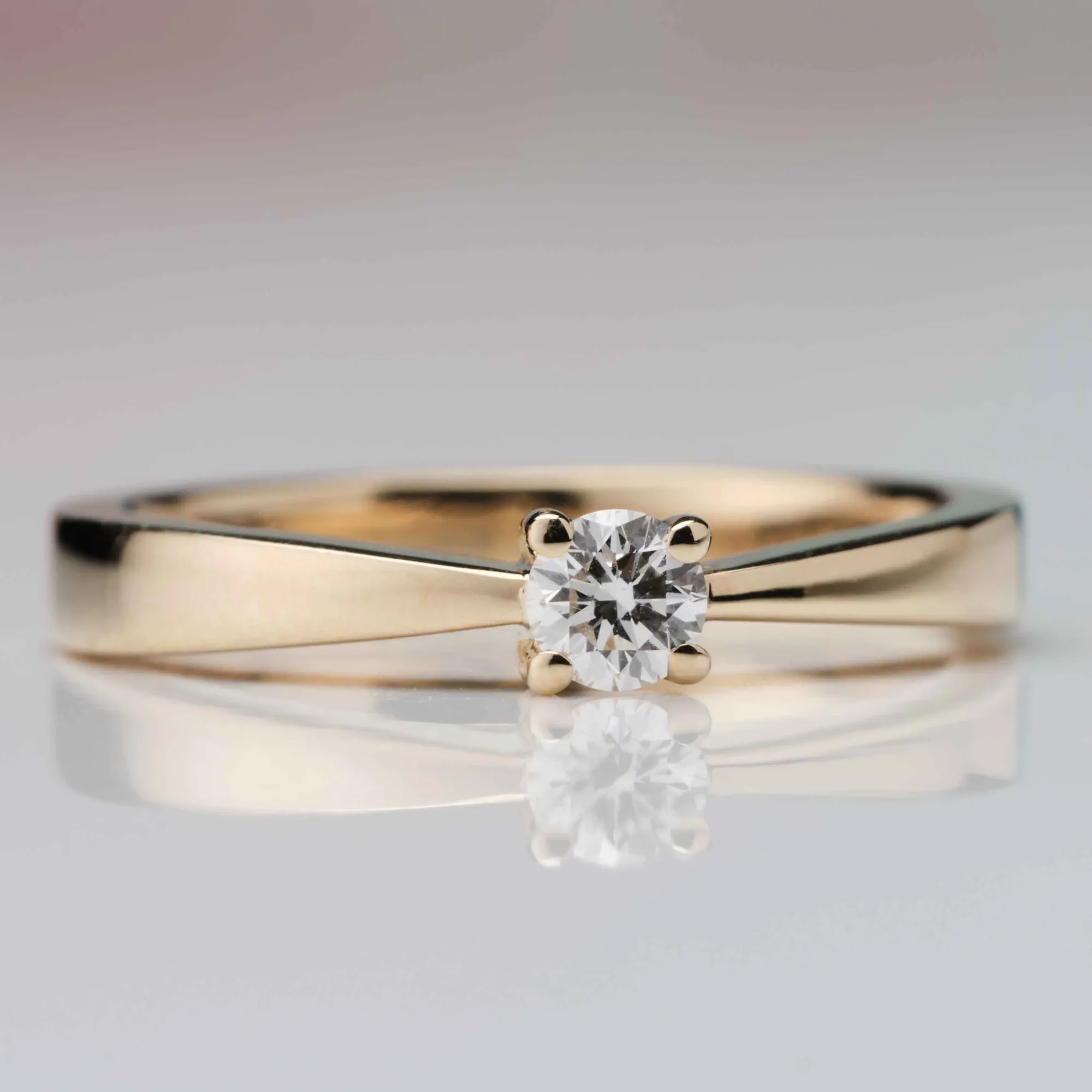 Ring with diamonds in 18k gold — Joyería Liévano