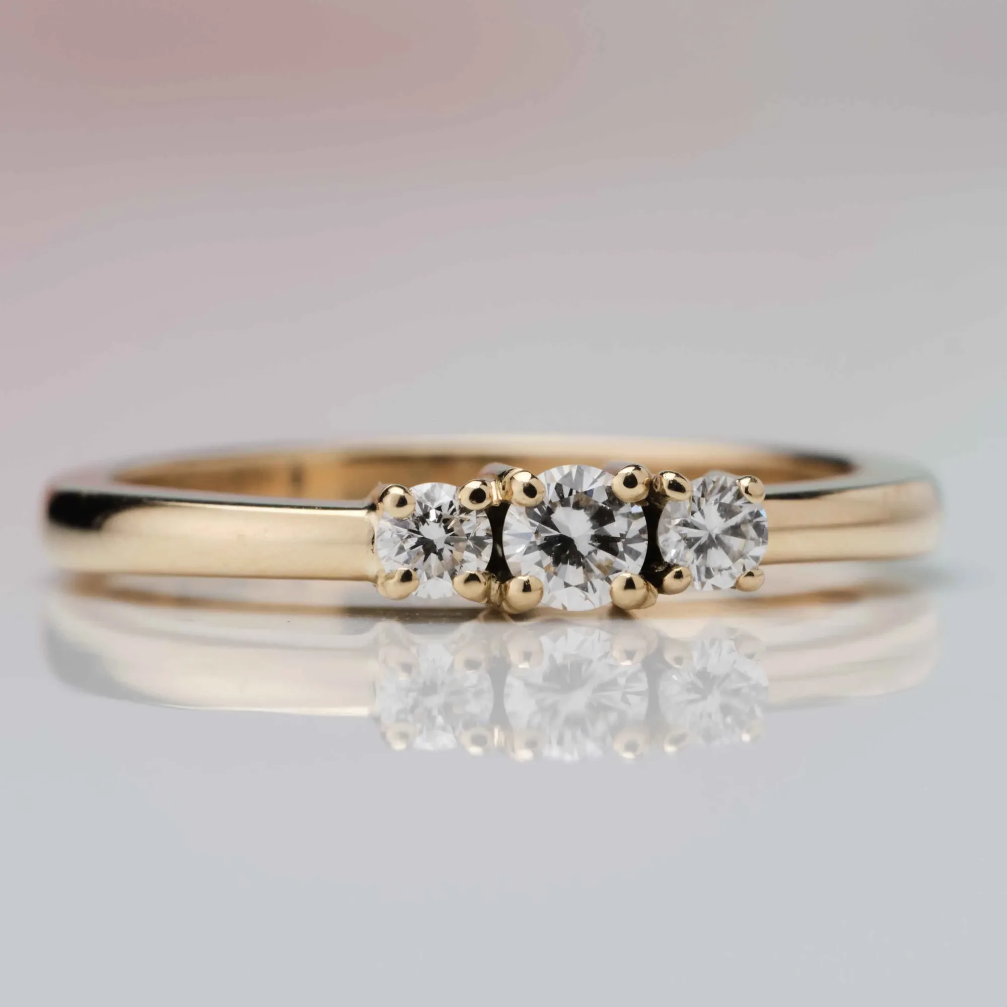 Ring with diamonds in 18k gold — Joyería Liévano