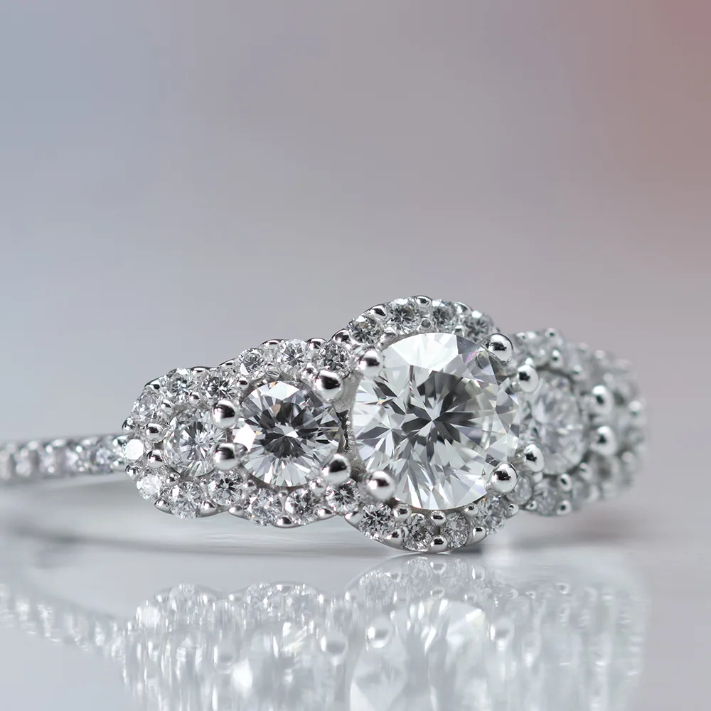 Ring with diamonds in 18k gold — Joyería Liévano