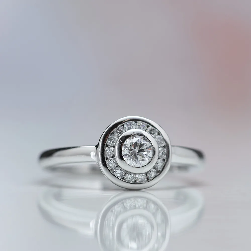 Ring with diamonds in 18k gold — Joyería Liévano