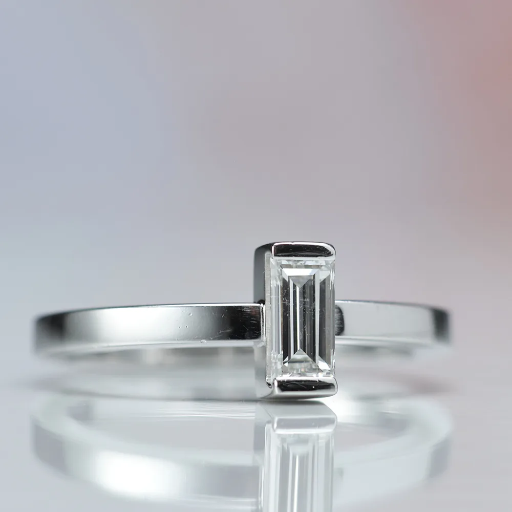 Ring with diamonds in 18k gold — Joyería Liévano