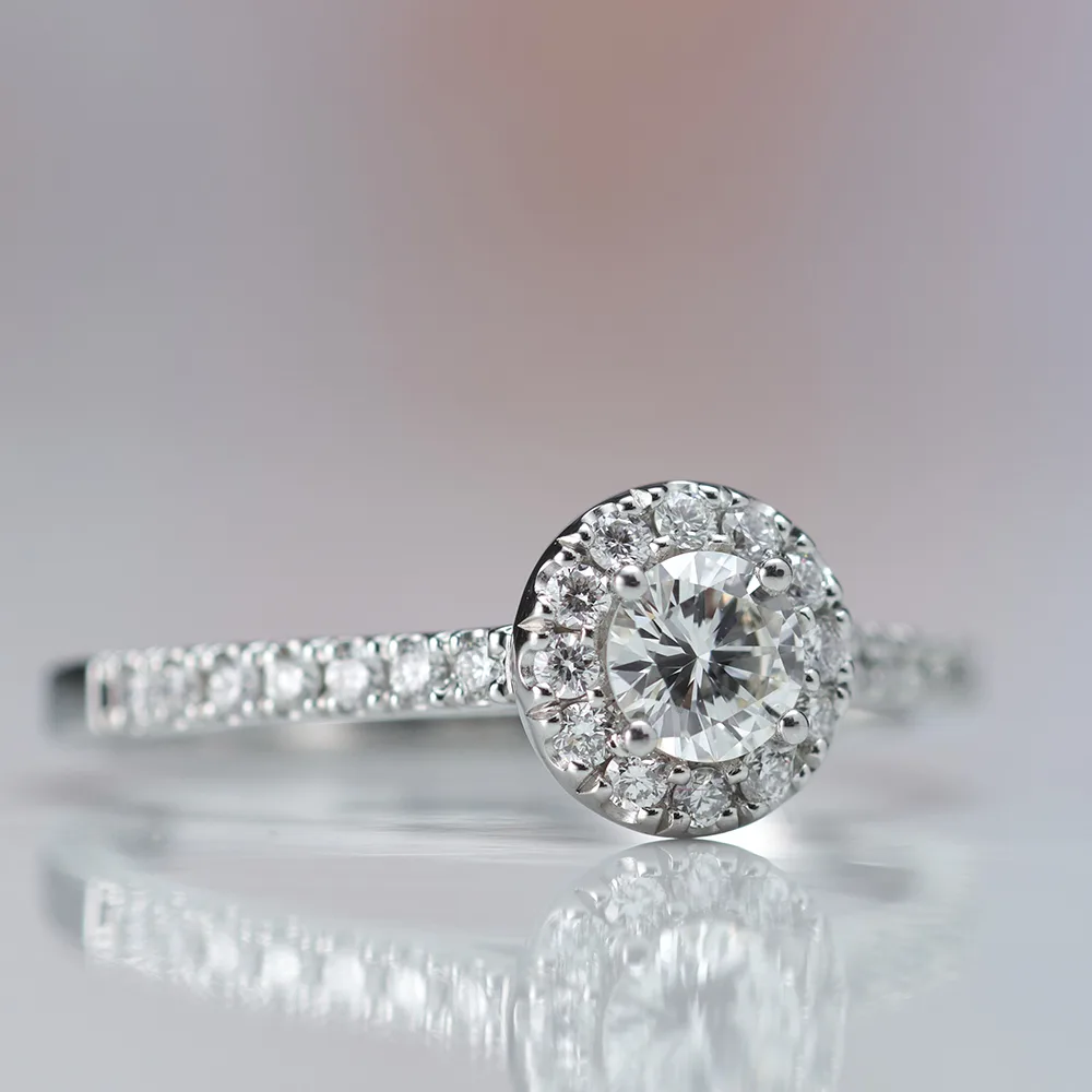 Ring with diamonds in 18k gold — Joyería Liévano