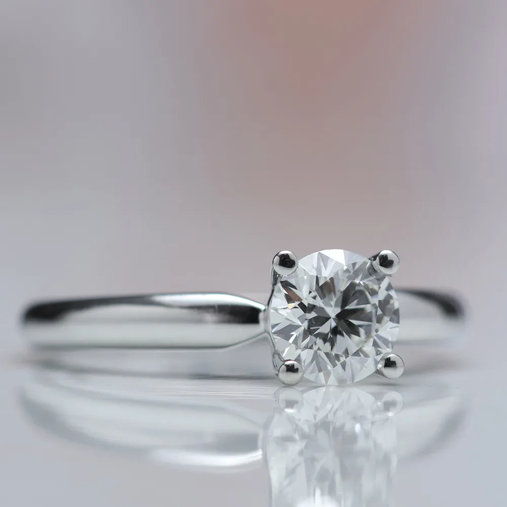 Ring with diamonds in 18k gold — Joyería Liévano
