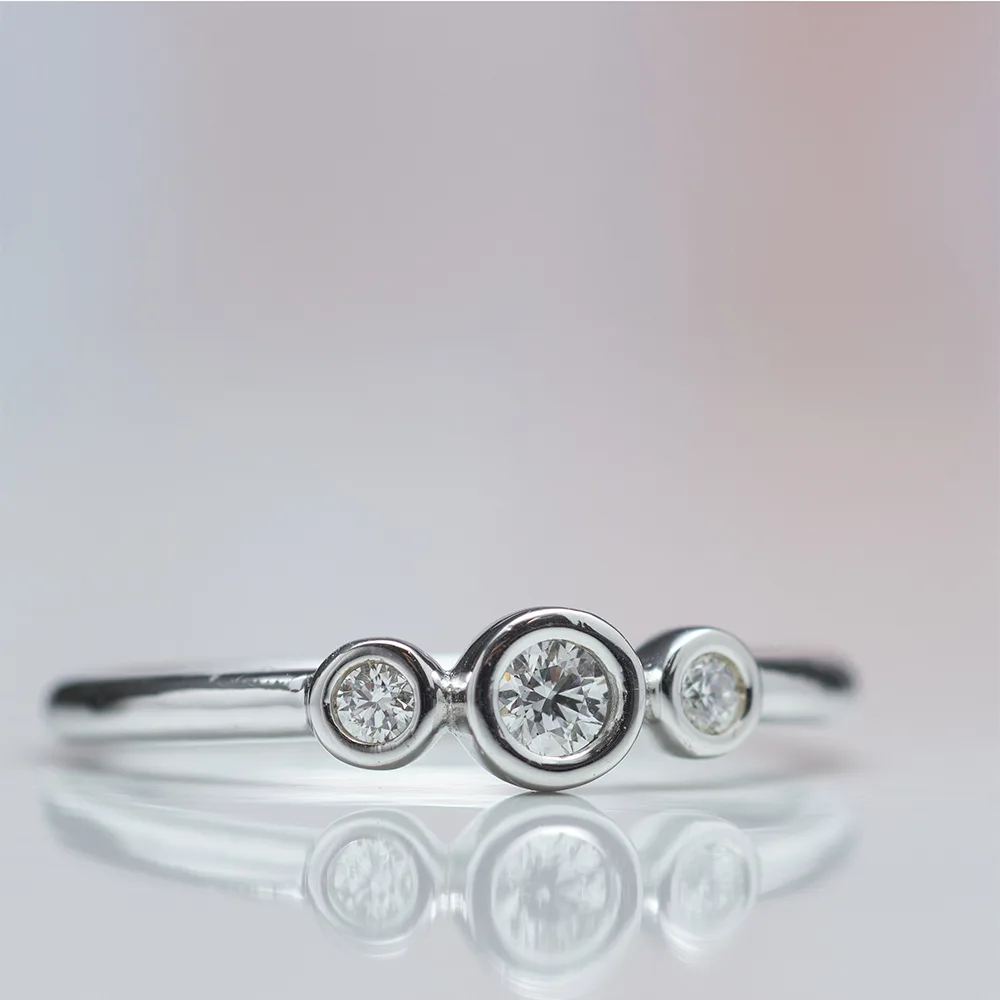 Ring with diamonds in 18k gold — Joyería Liévano
